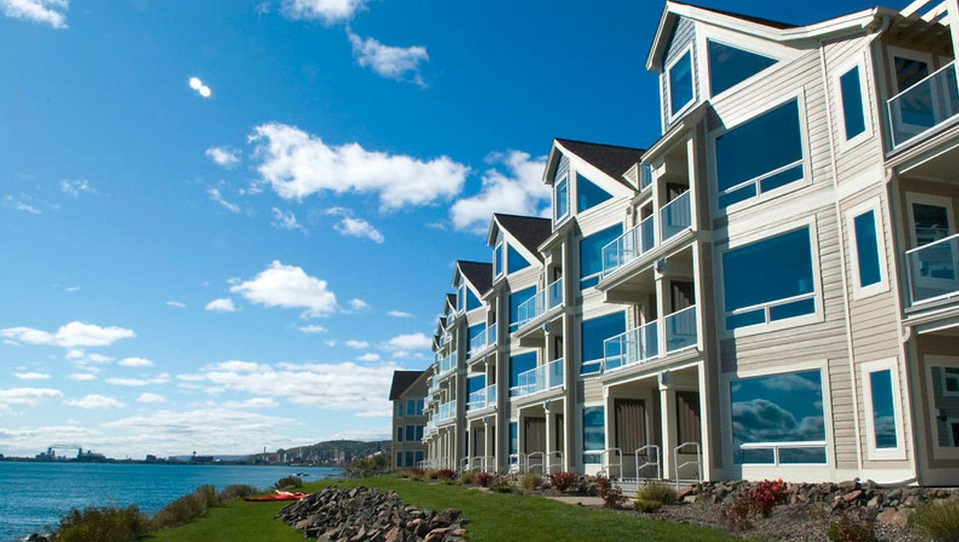 Beacon Pointe on Lake Superior featured exterior or lobby in Duluth, MN — similar hotel
