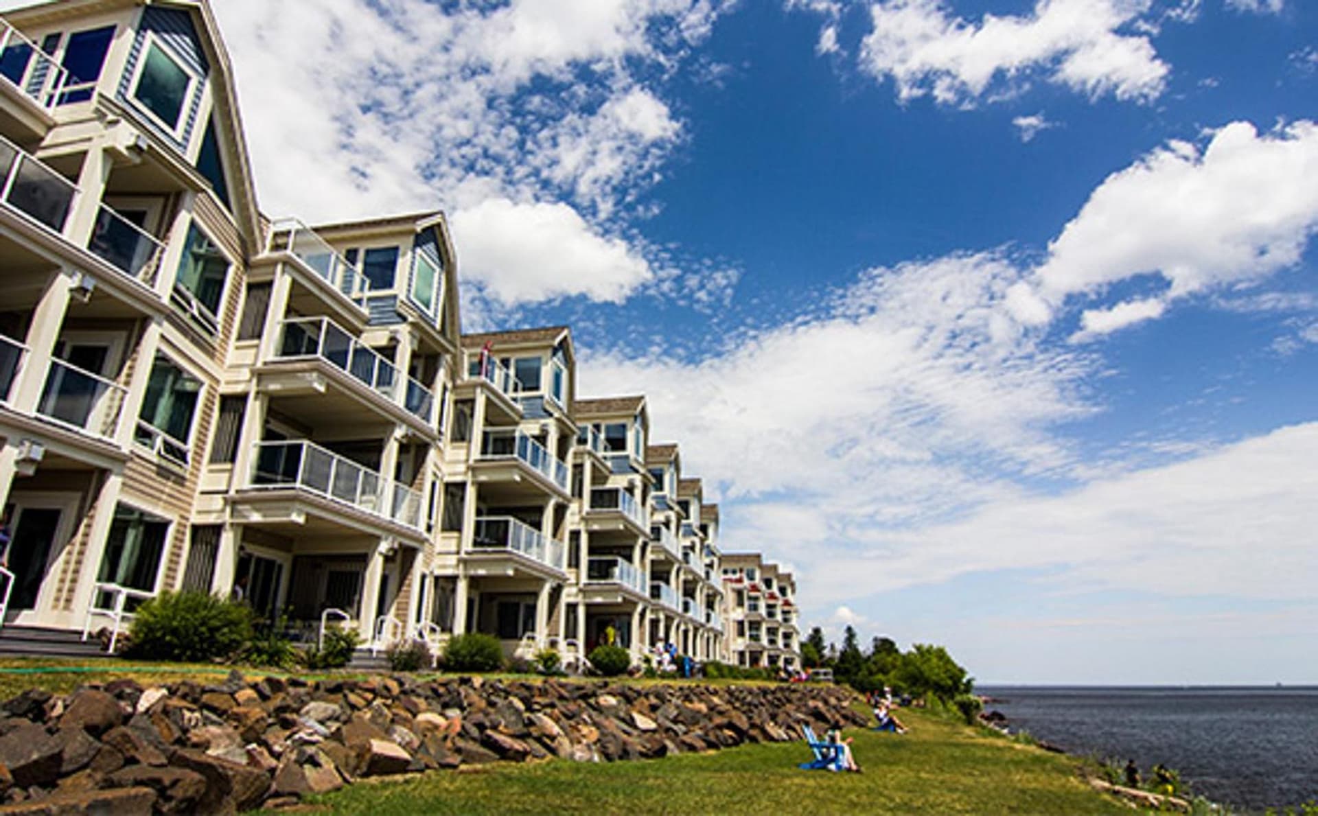 Beacon Pointe on Lake Superior interior in Duluth, MN — gallery photo 2