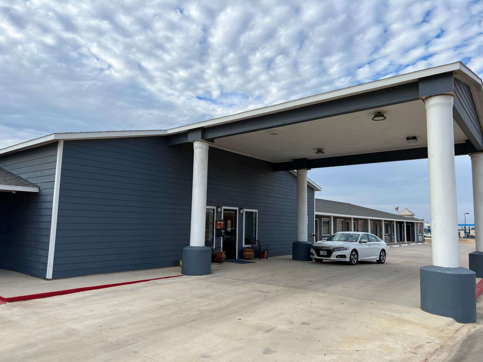 Hotel Bien Venido featured exterior or lobby in Pearsall, TX — similar hotel