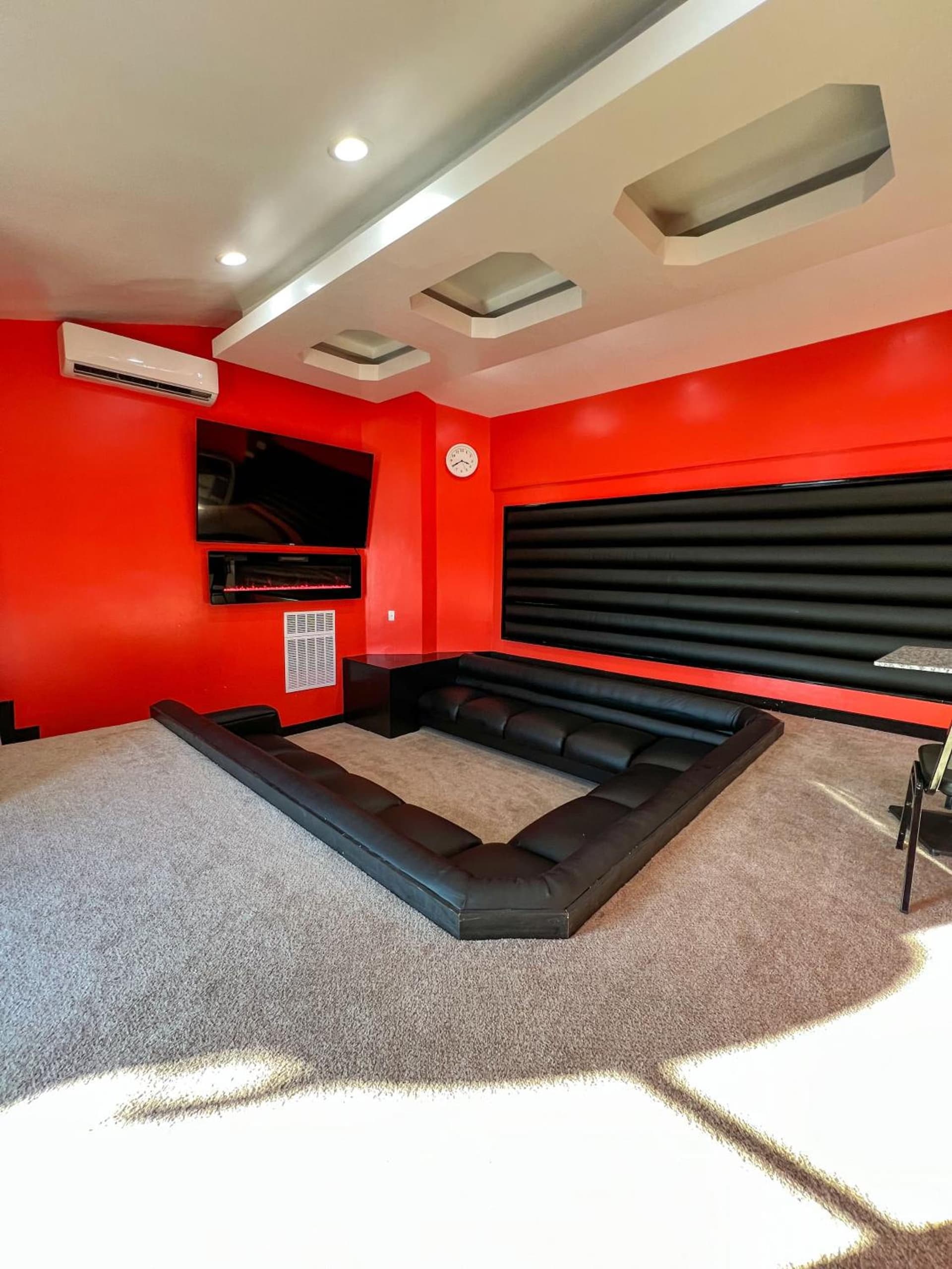 Hollywood Motel property views in Farmingdale, NY — gallery photo 3