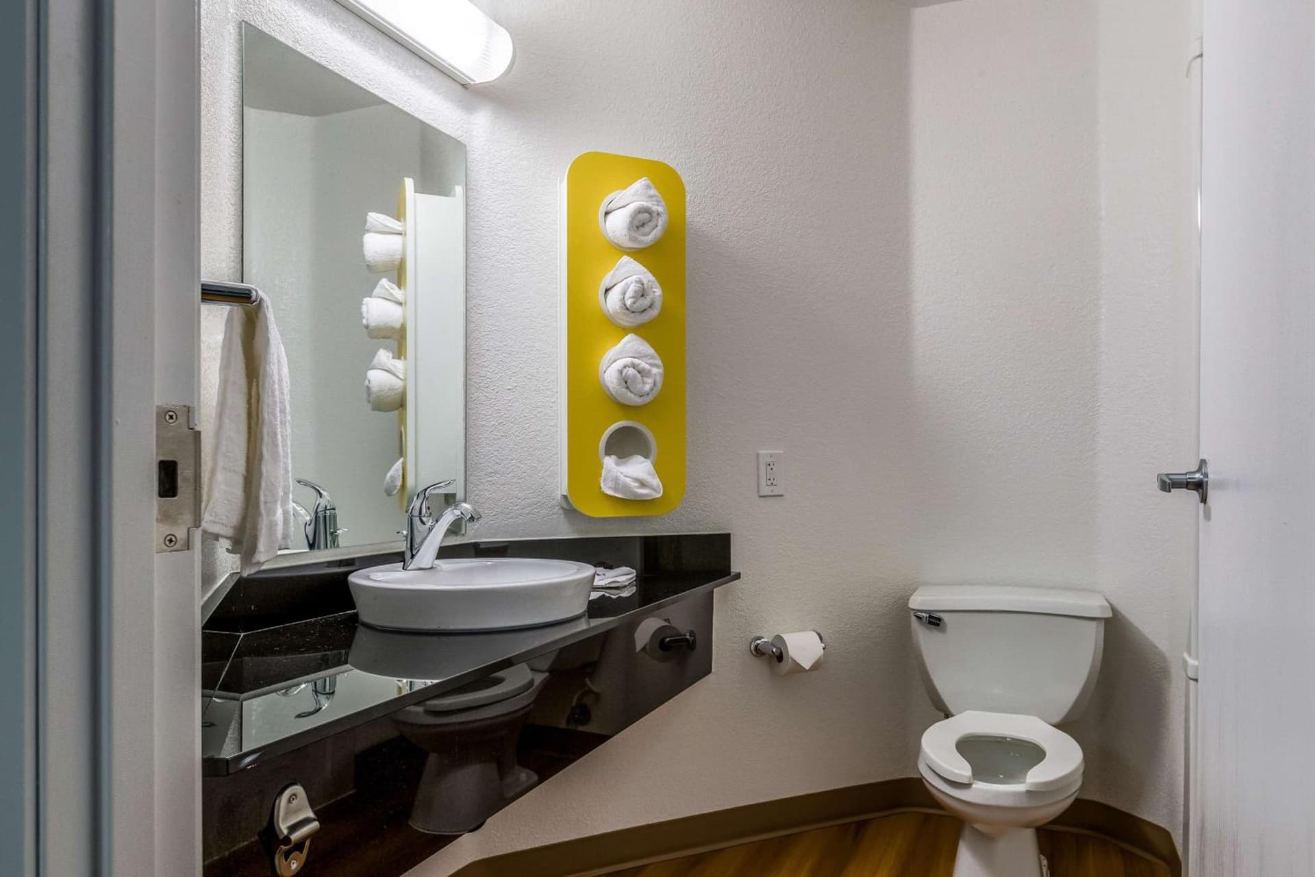 Motel 6-West Des Moines, IA interior in West Des Moines, IA — gallery photo 2