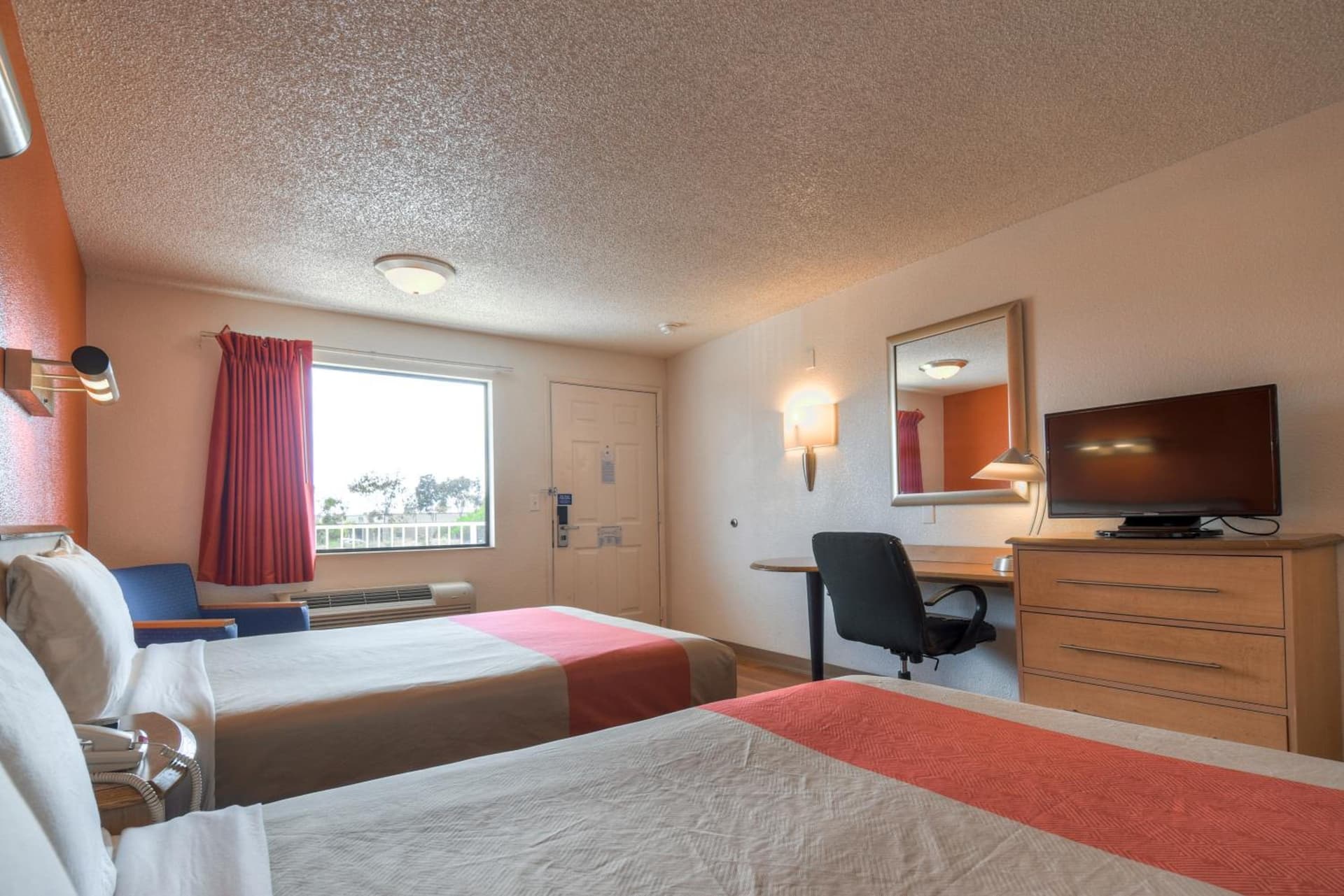 Motel 6-Carlsbad, CA - East Near LEGOLAND interior in Carlsbad, CA — gallery photo 2
