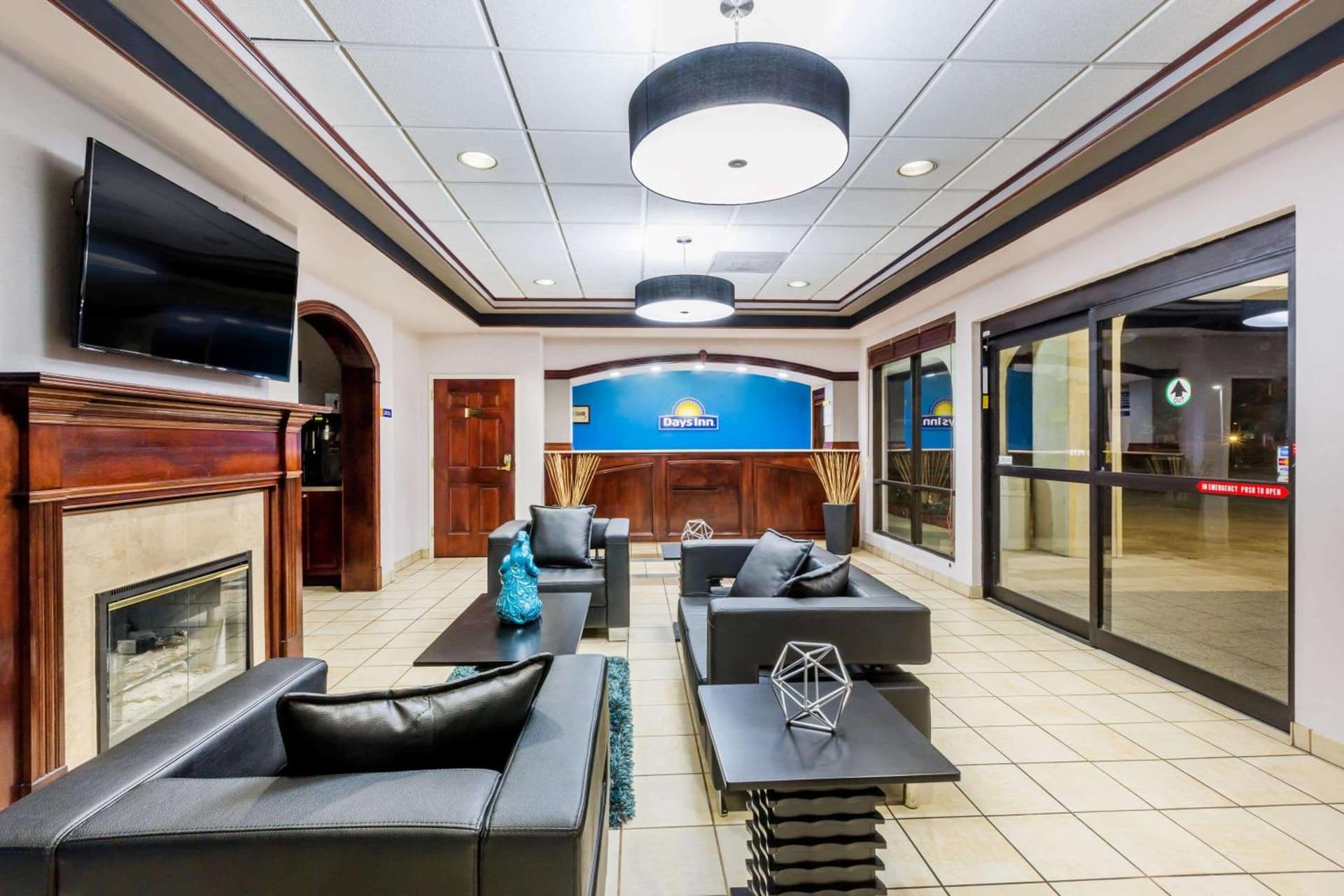 Days Inn by Wyndham Pearl/Jackson Airport interior in Pearl, MS — gallery photo 2