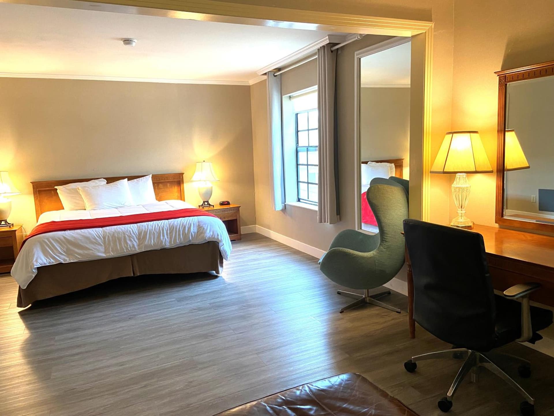 Ramada by Wyndham Los Angeles/Wilshire Center property views in Los Angeles, CA — gallery photo 3