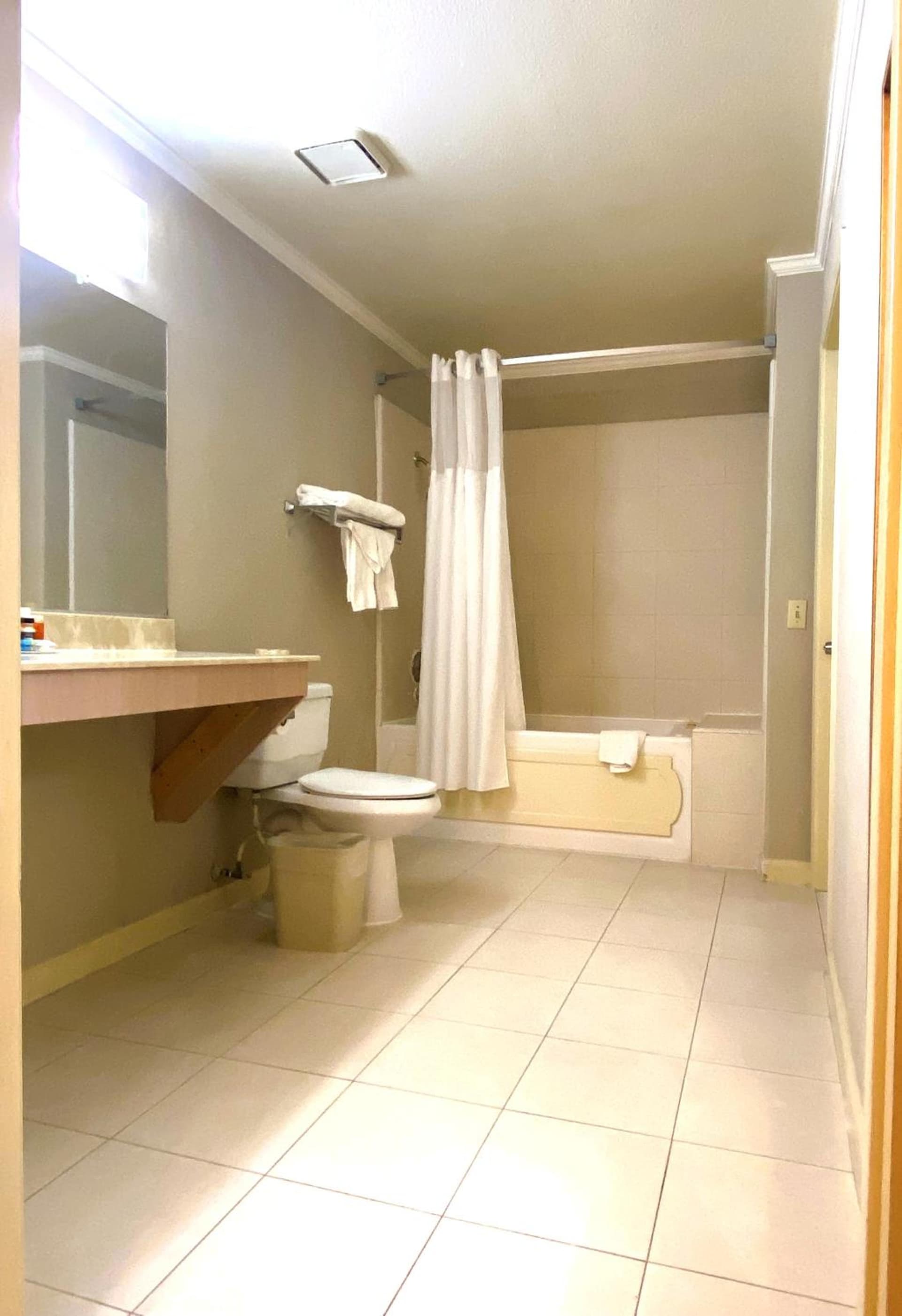 Ramada by Wyndham Los Angeles/Wilshire Center interior in Los Angeles, CA — gallery photo 2