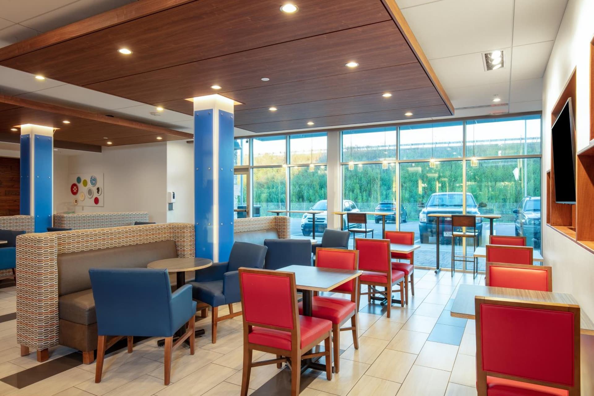 Holiday Inn Express & Suites - Beloit by IHG gallery photo in Beloit, WI — image 26