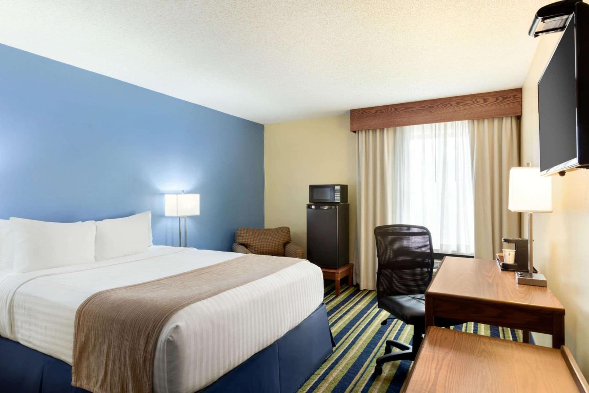 Days Inn by Wyndham Fargo - West Acres property views in Fargo, ND — gallery photo 3