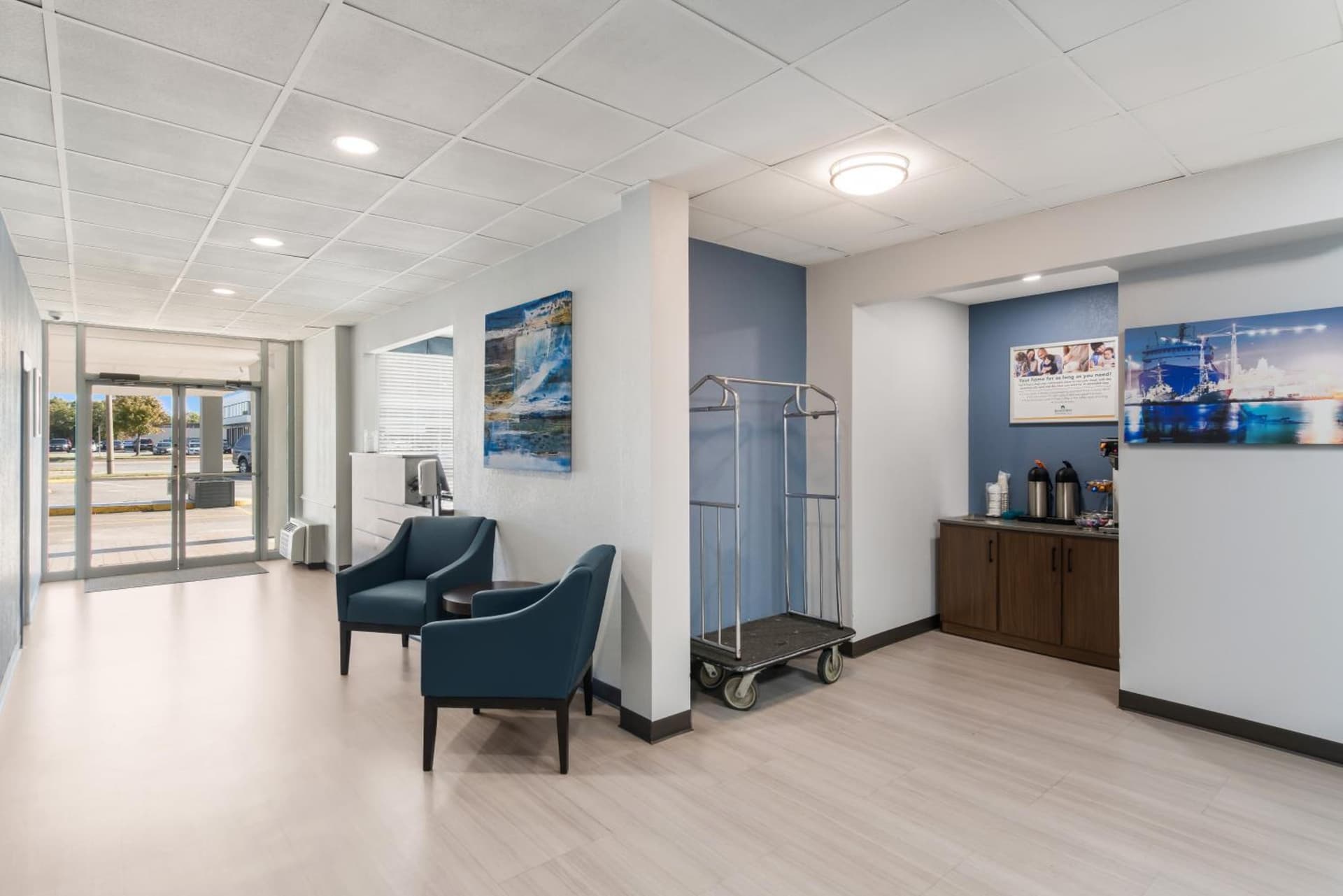 HomeTowne Studios by Red Roof Newport News - Hampton West interior in Newport News, VA — gallery photo 2