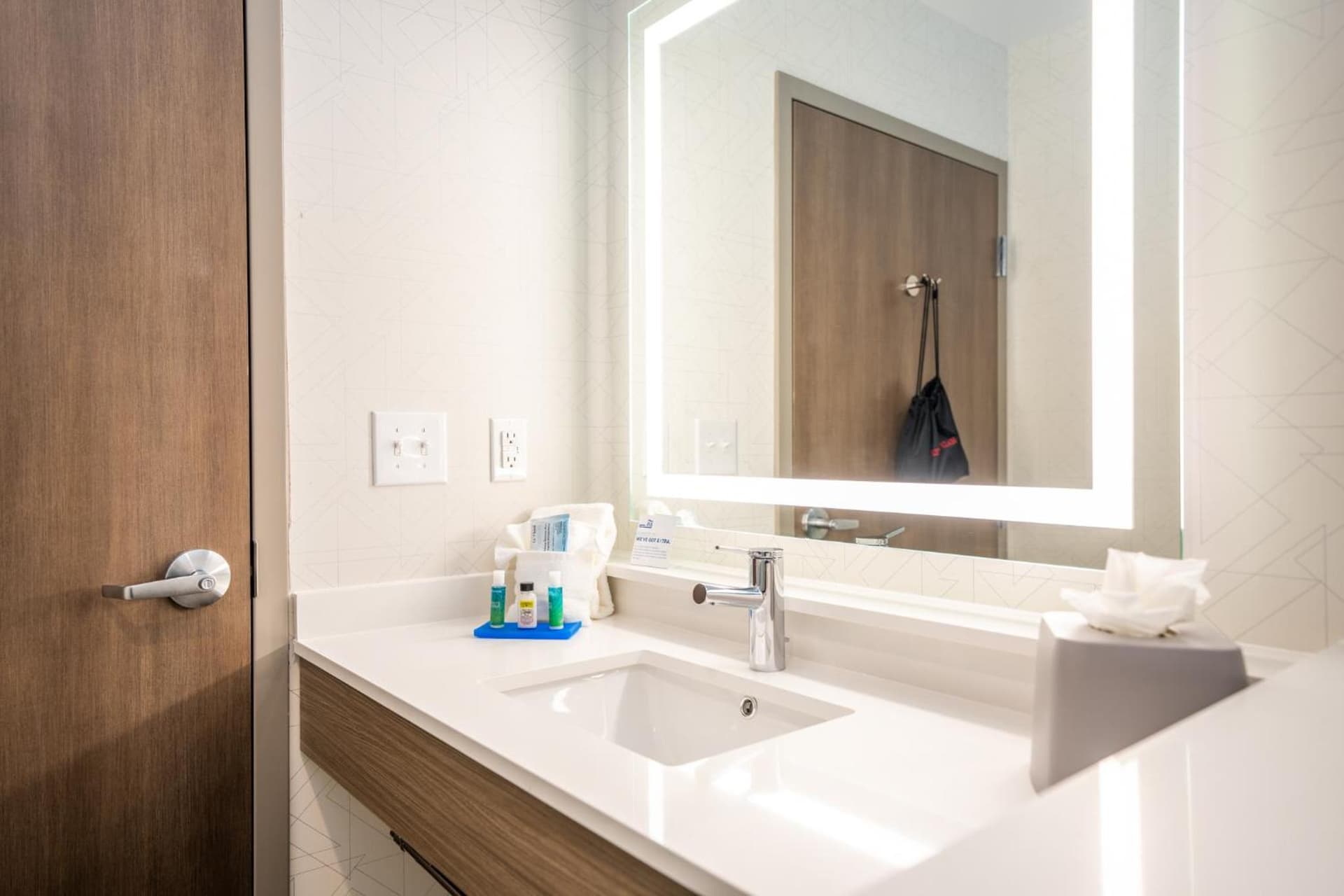 Holiday Inn Express & Suites Charlottesville by IHG gallery photo in Charlottesville, VA — image 139