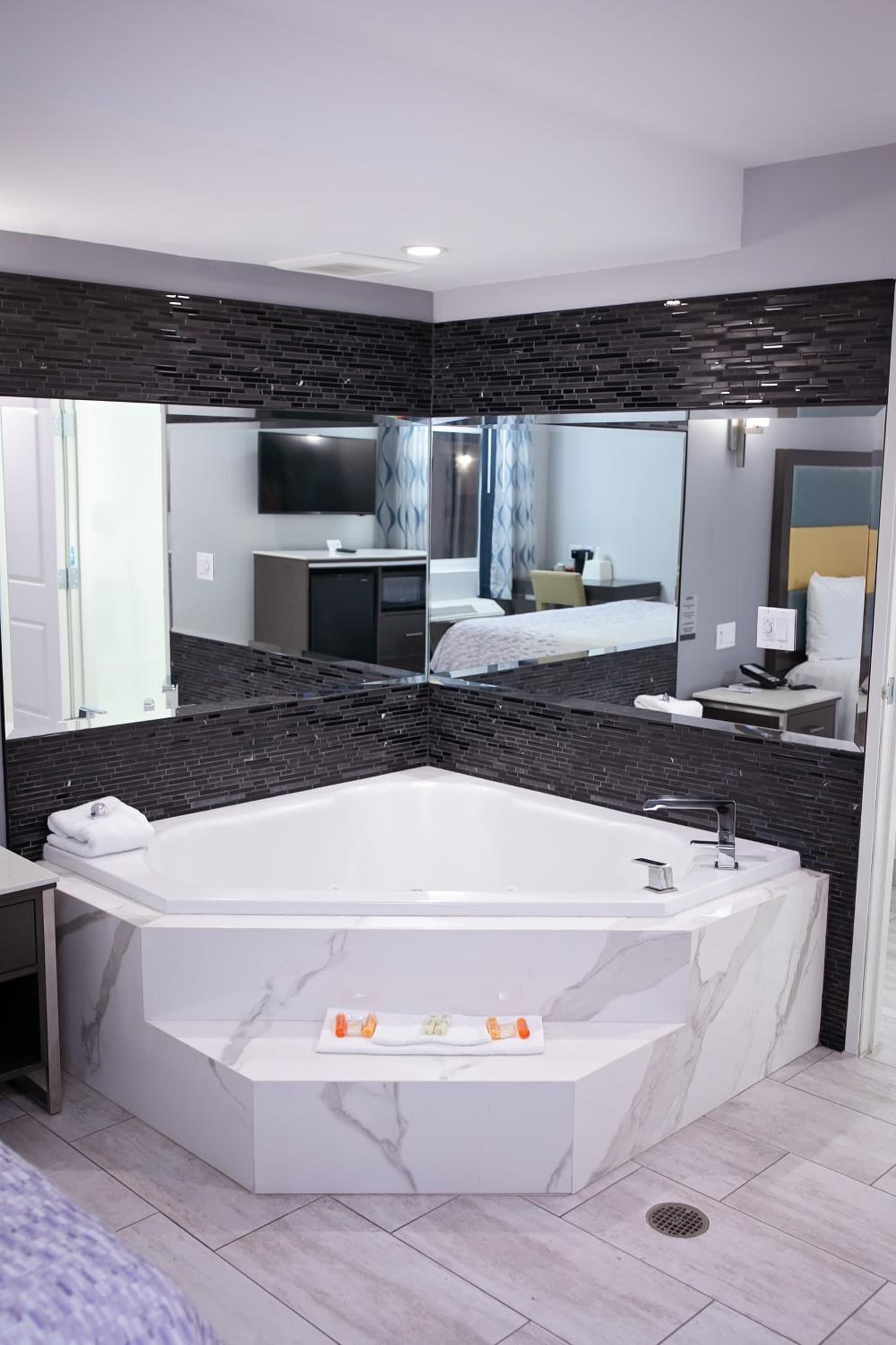 Travelodge Inn & Suites by Wyndham West Covina gallery photo in West Covina, CA — image 11