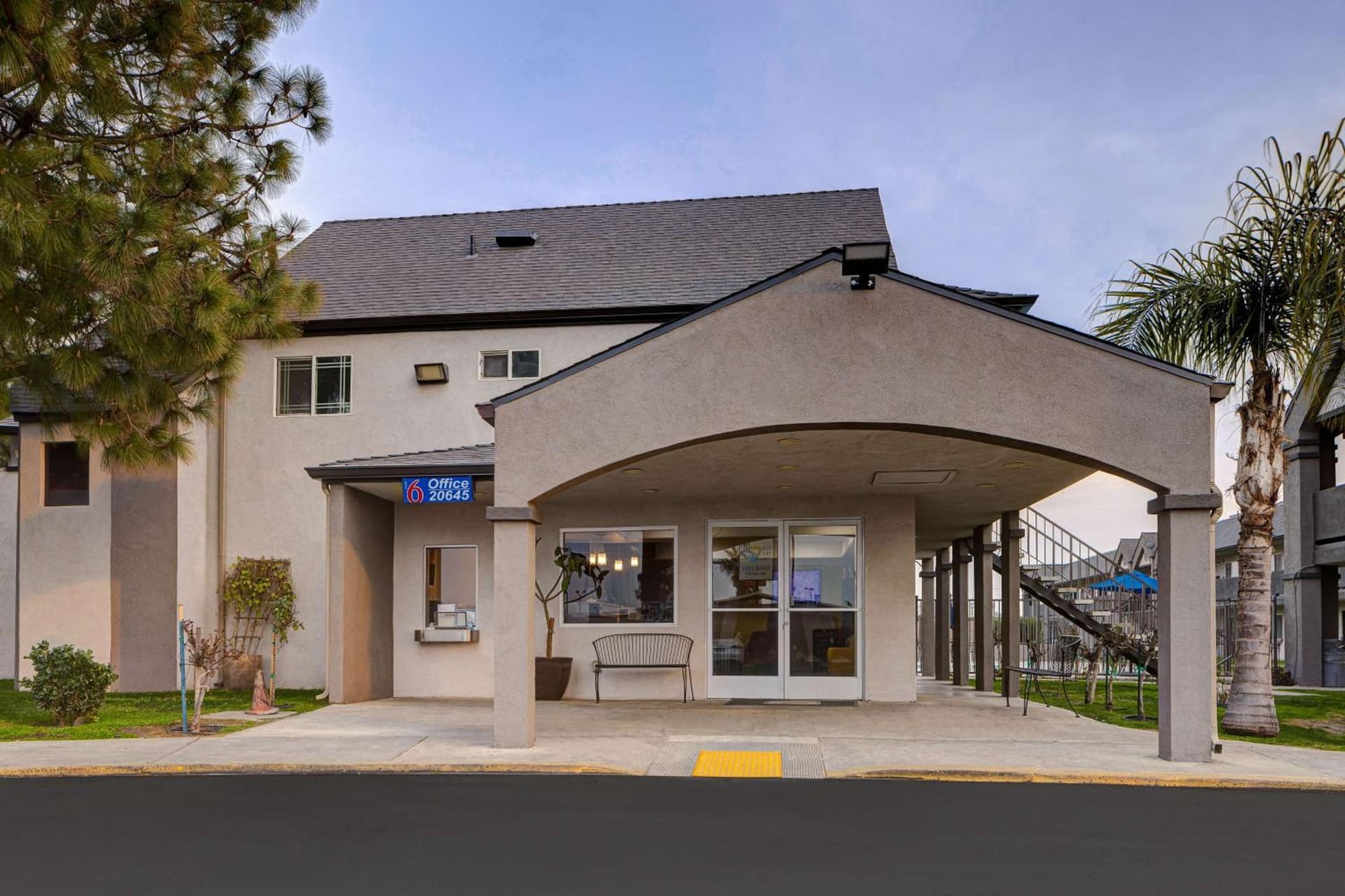 Motel 6-Buttonwillow, CA Central interior in Buttonwillow, CA — gallery photo 2