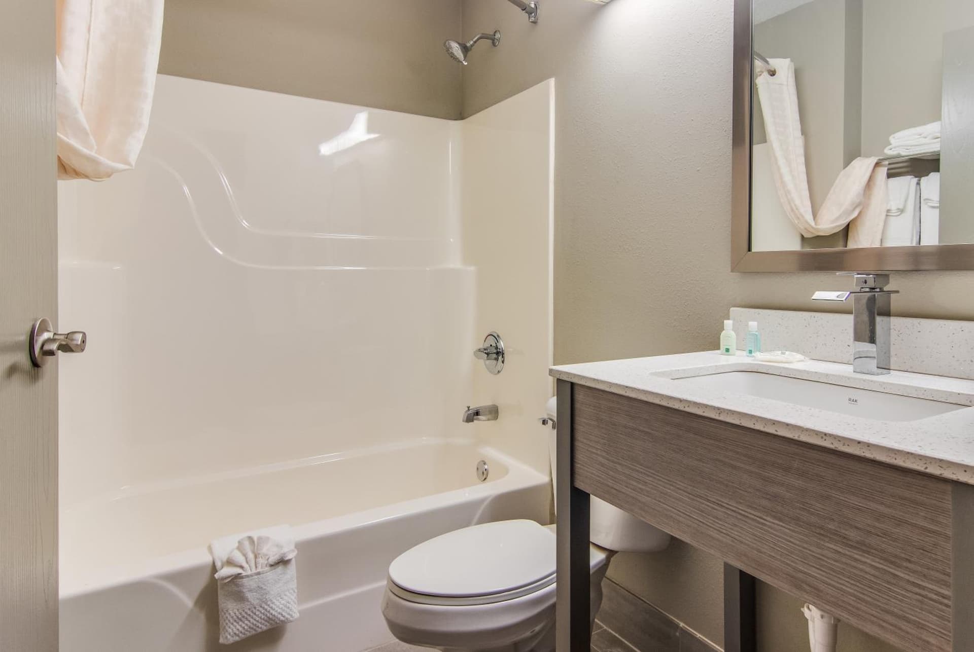Quality Inn & Suites Grove City-Outlet Mall gallery photo in Grove City, PA — image 4