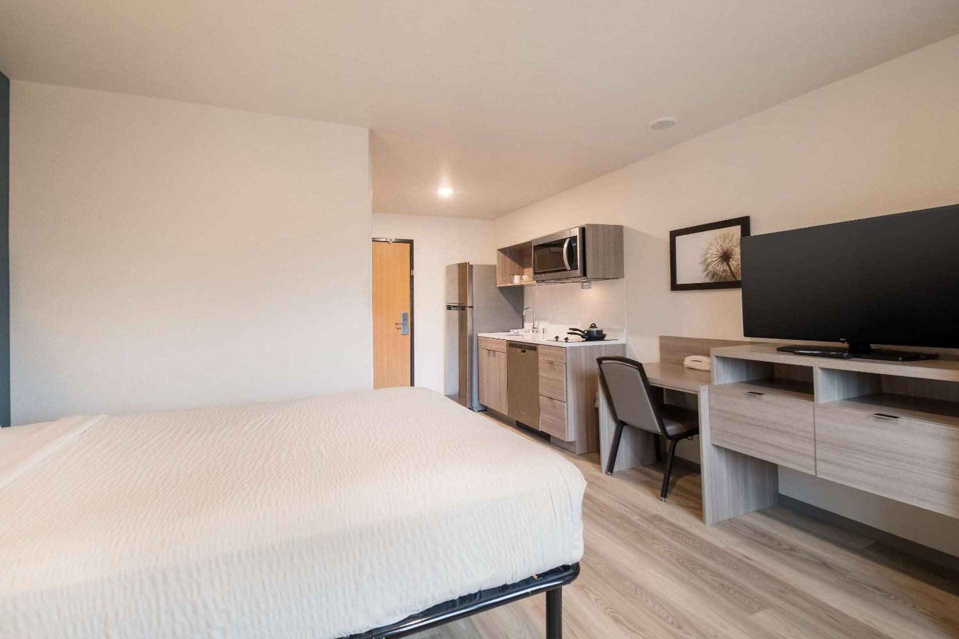 WoodSpring Suites Portland Vancouver gallery photo in Vancouver, WA — image 4