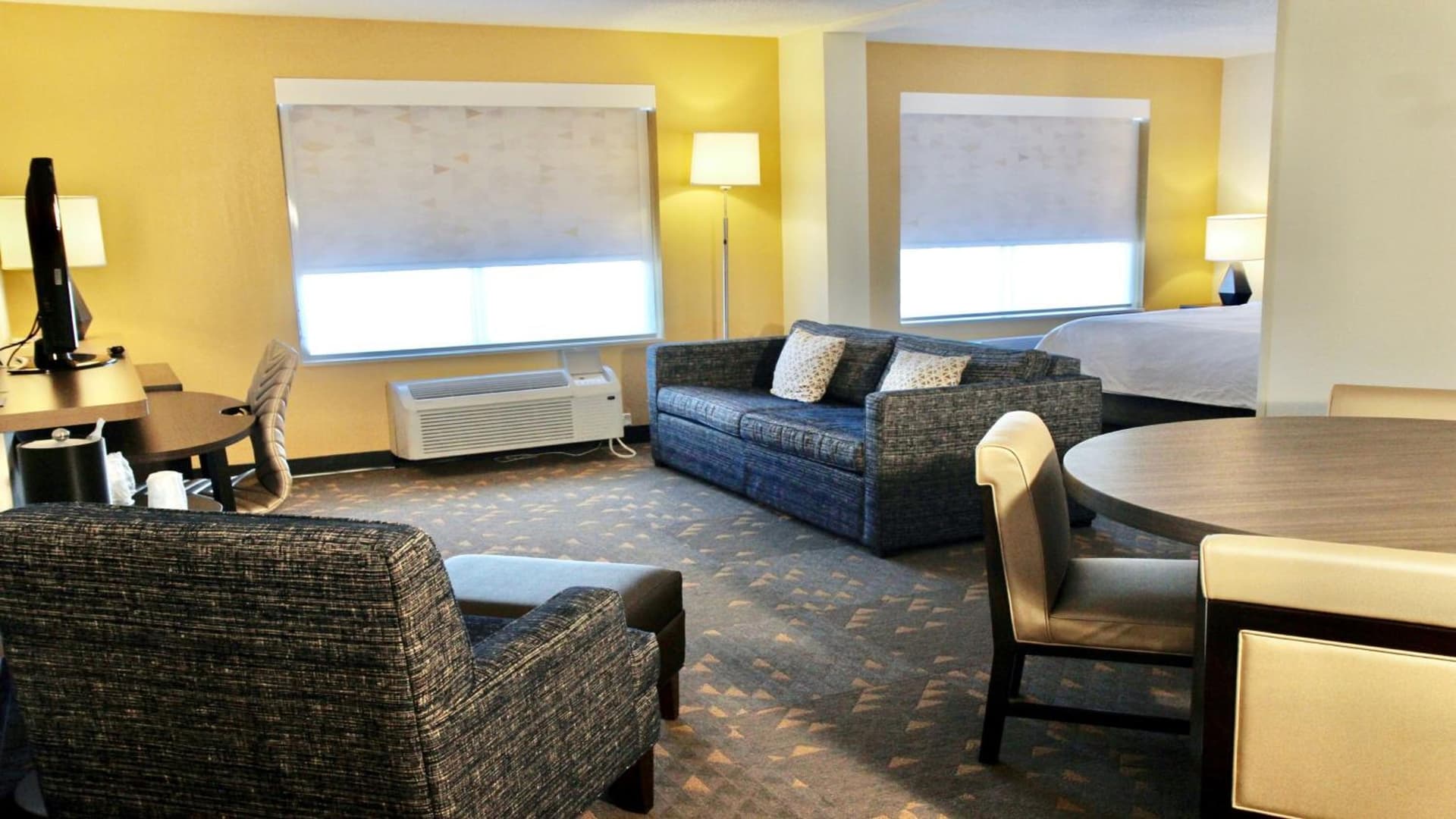 Holiday Inn Hotel & Suites Overland Park-Convention Center by IHG interior in Overland Park, KS — gallery photo 2