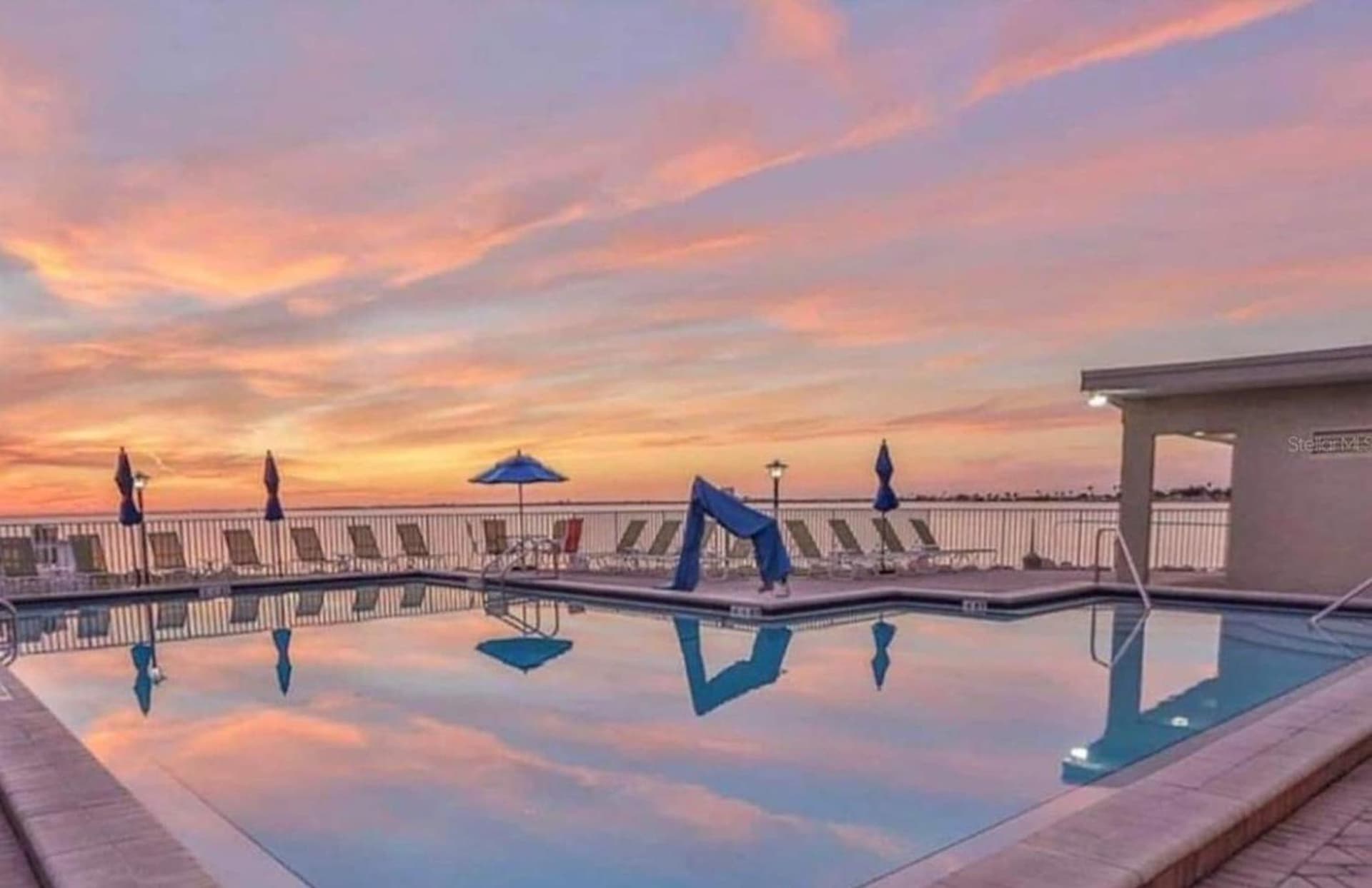 2 Bed Condo with Balcony Facing Pool and Sunsets! interior in Tampa, FL — gallery photo 2