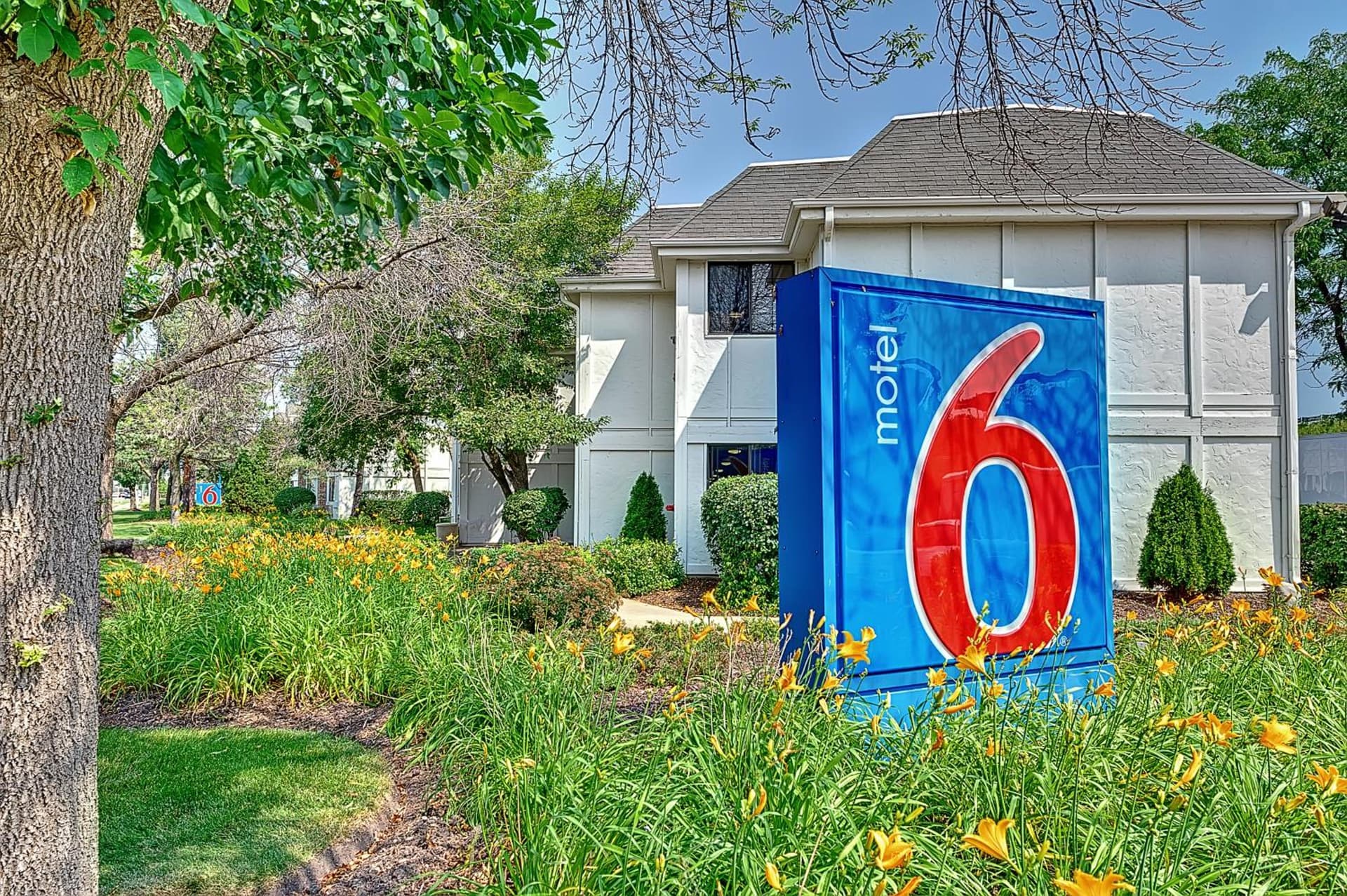 Motel 6-Glenview, IL - Chicago North interior in Glenview, IL — gallery photo 2