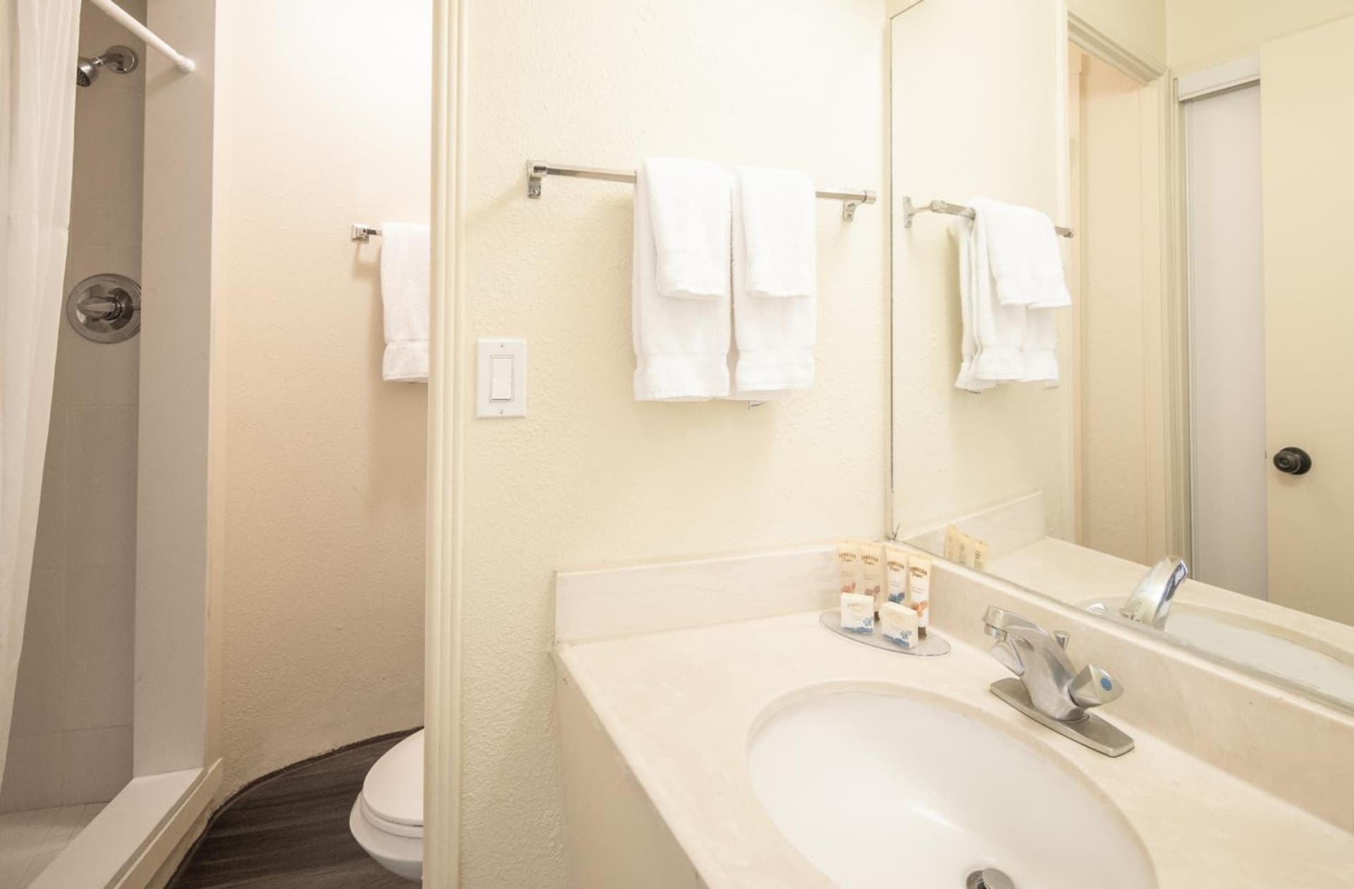 Ohia Waikiki Studio Suites gallery photo in Honolulu, HI — image 9