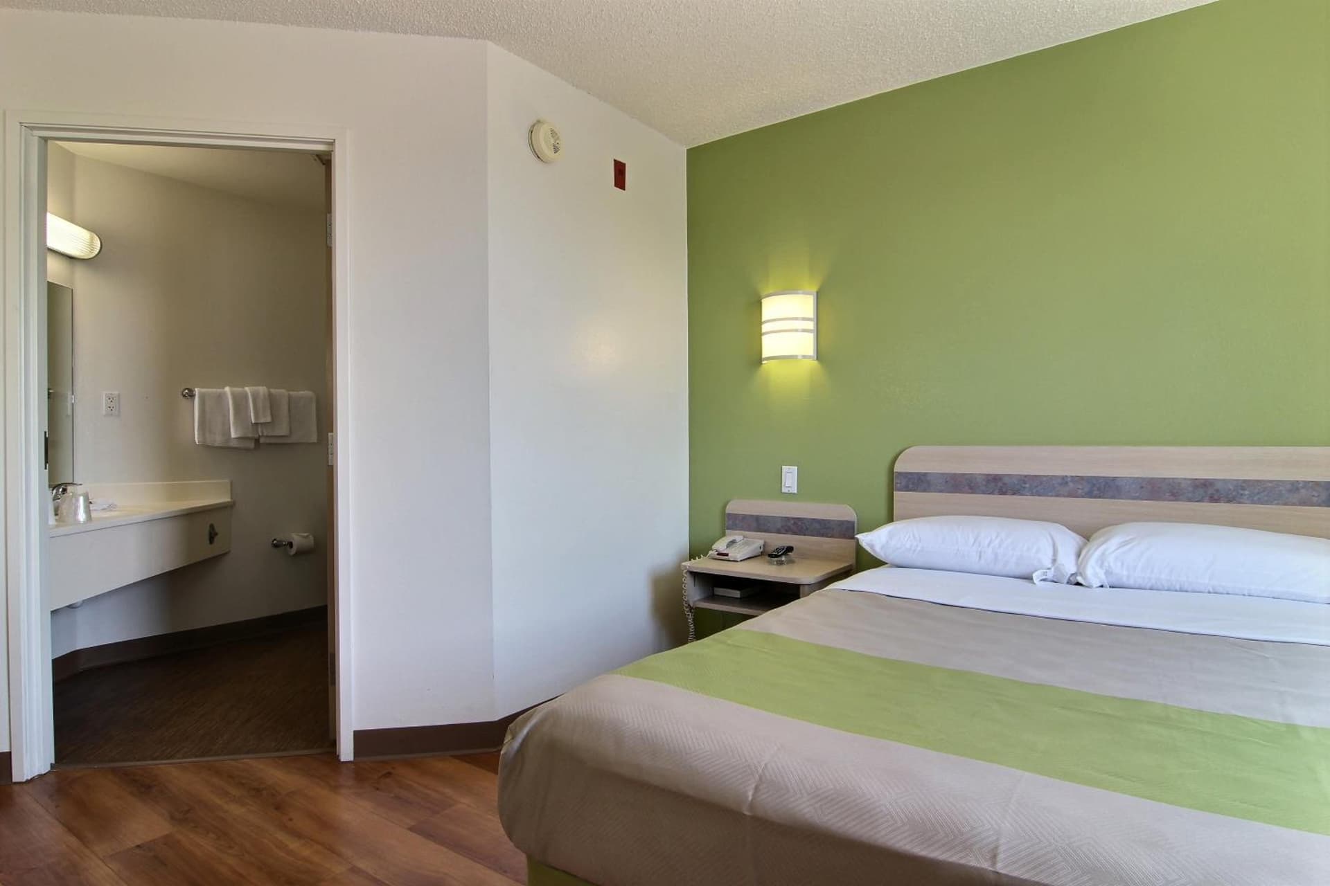 Motel 6-Albuquerque, NM - North gallery photo in Albuquerque, NM — image 5