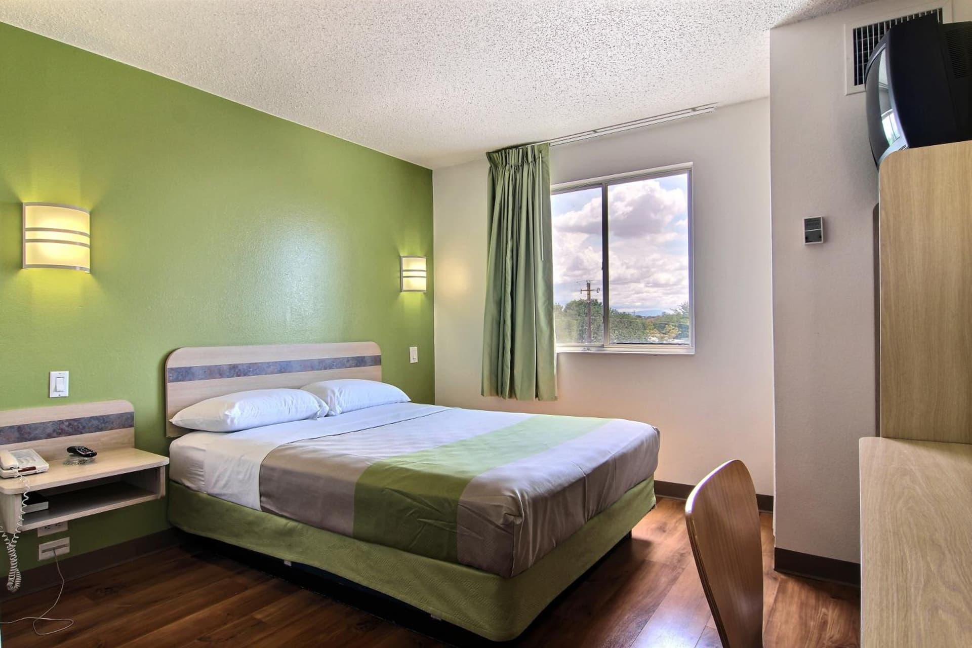 Motel 6-Albuquerque, NM - North gallery photo in Albuquerque, NM — image 4