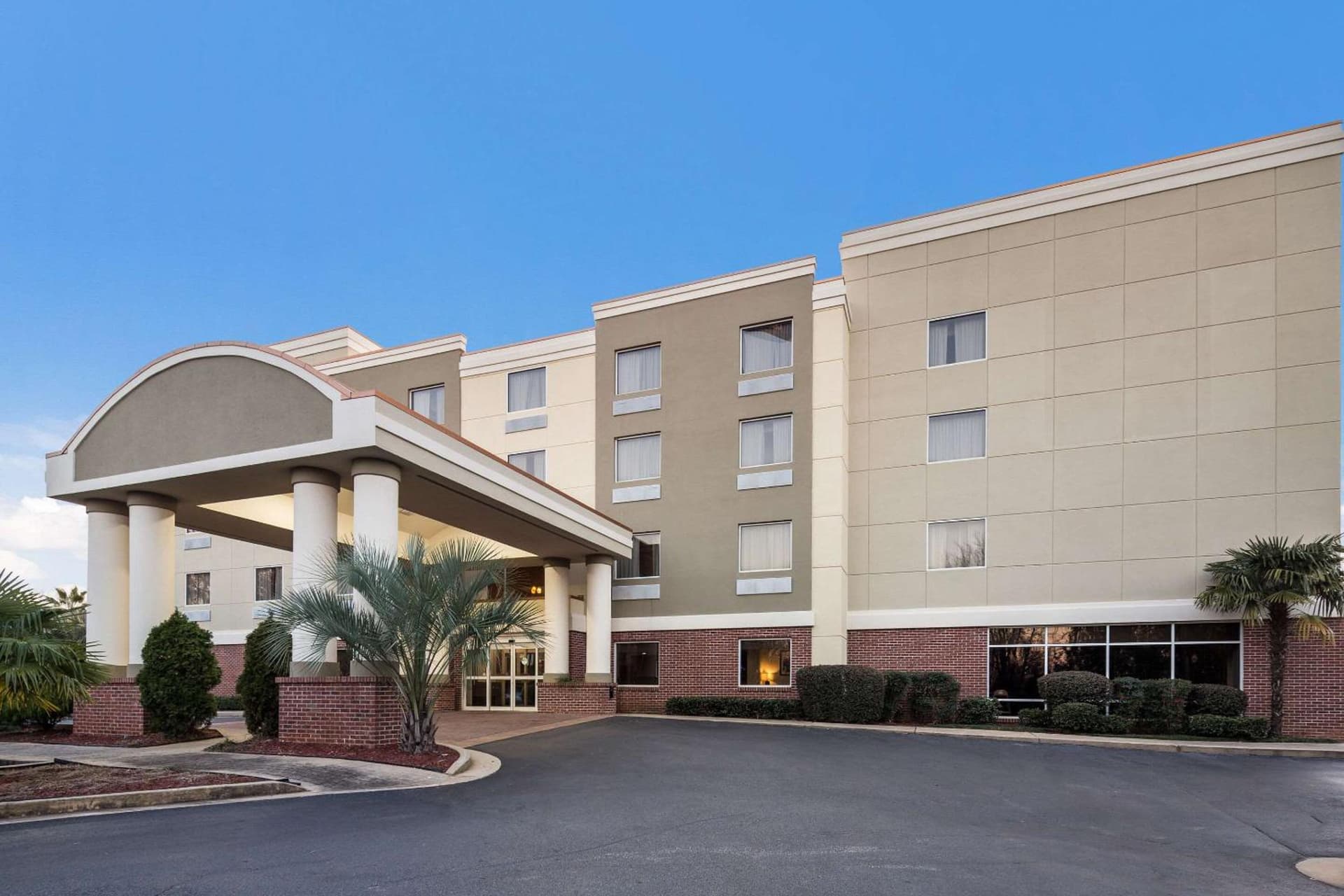 Comfort Suites Forsyth near I-75 interior in Forsyth, GA — gallery photo 2