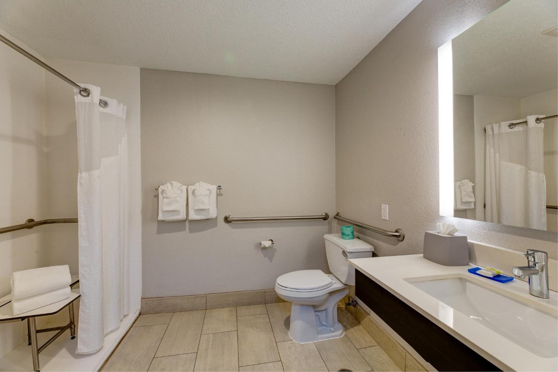 Holiday Inn Express & Suites Ashtabula-Geneva by IHG interior in Austinburg, OH — gallery photo 2