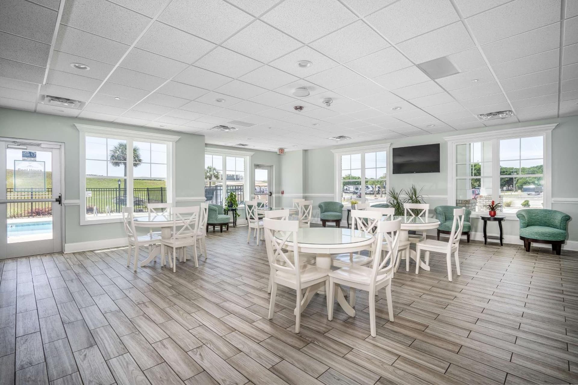 Lighthouse Suites - Best Western Signature Collection gallery photo in Emerald Isle, NC — image 15