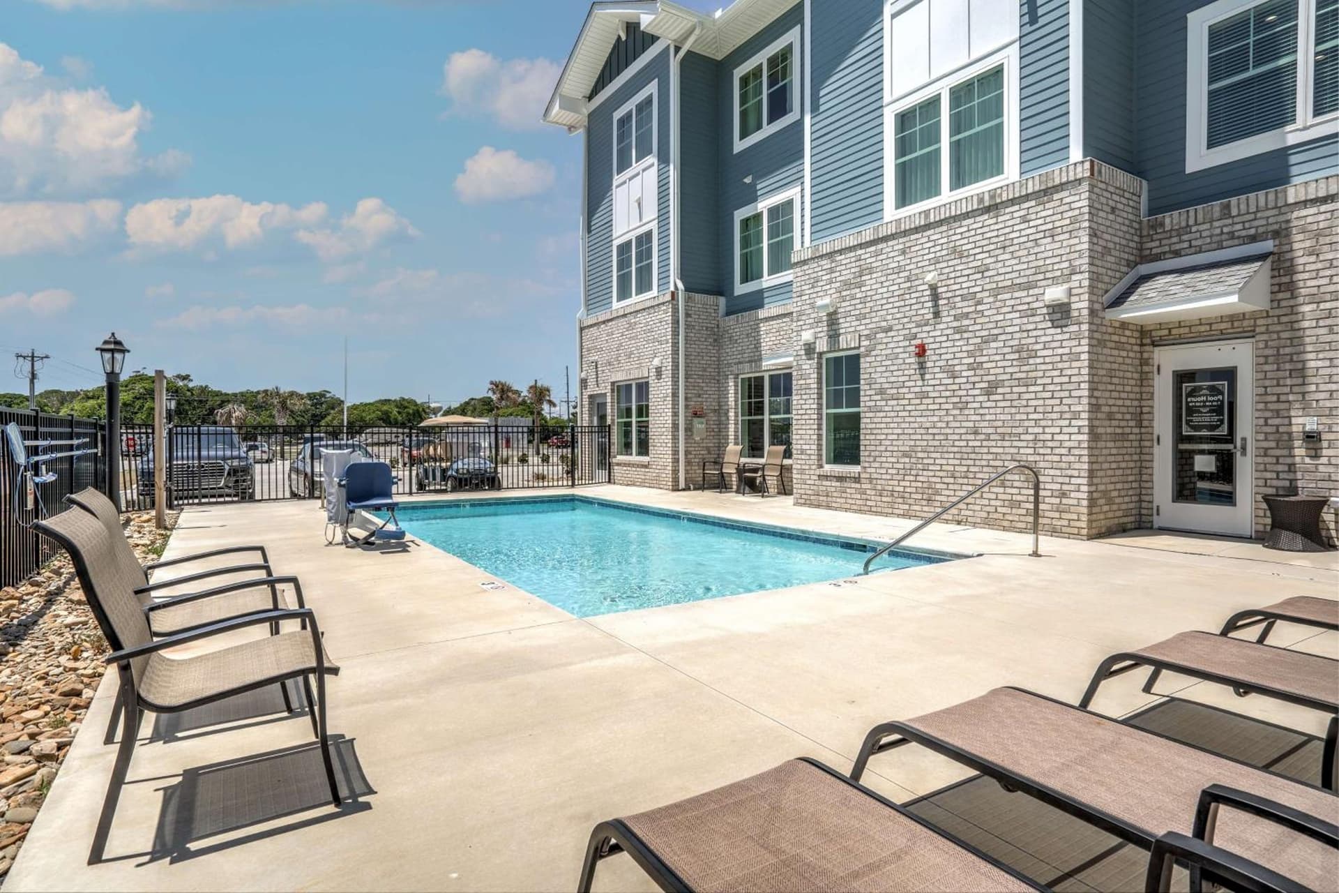 Lighthouse Suites - Best Western Signature Collection interior in Emerald Isle, NC — gallery photo 2