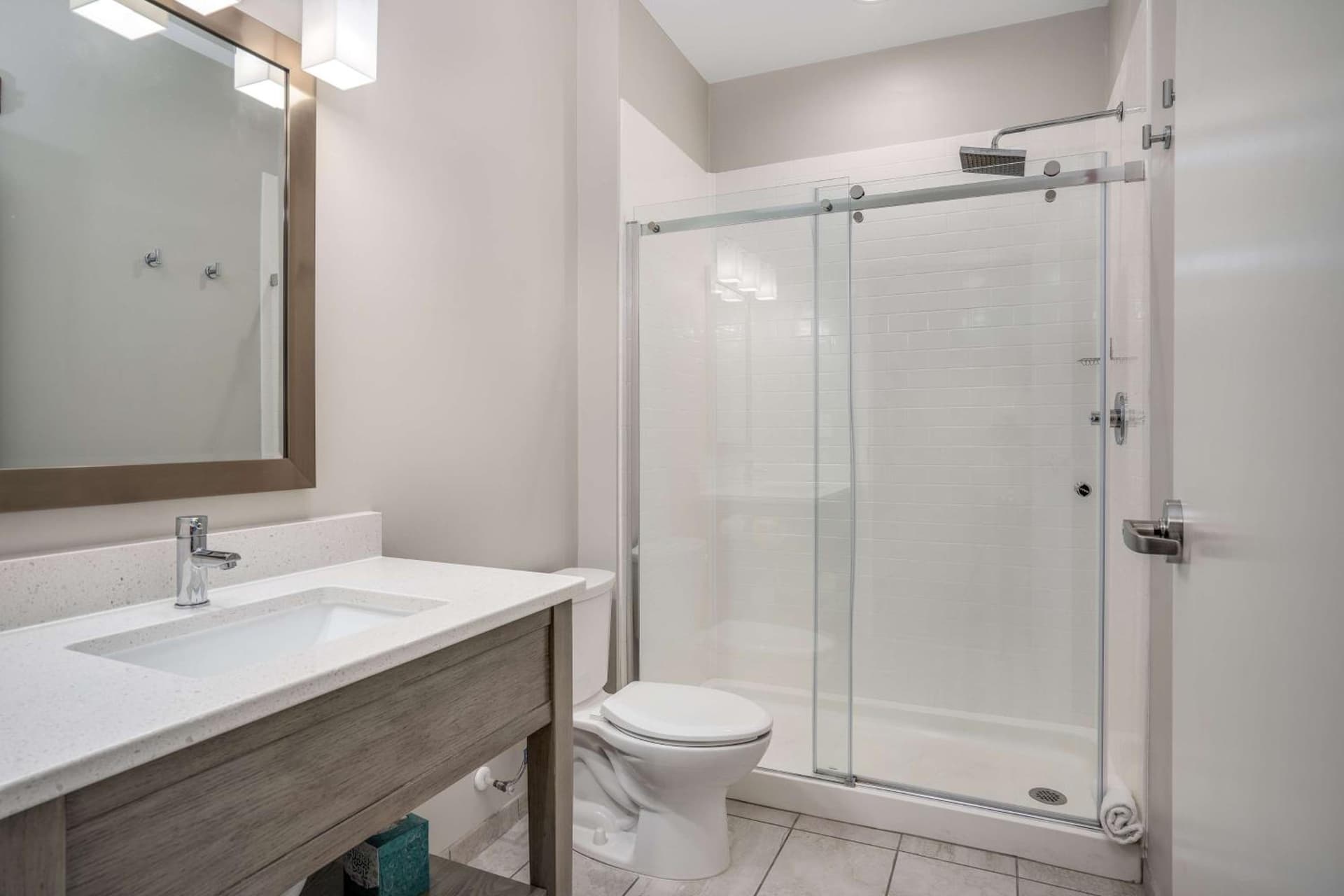 Lighthouse Suites - Best Western Signature Collection gallery photo in Emerald Isle, NC — image 20
