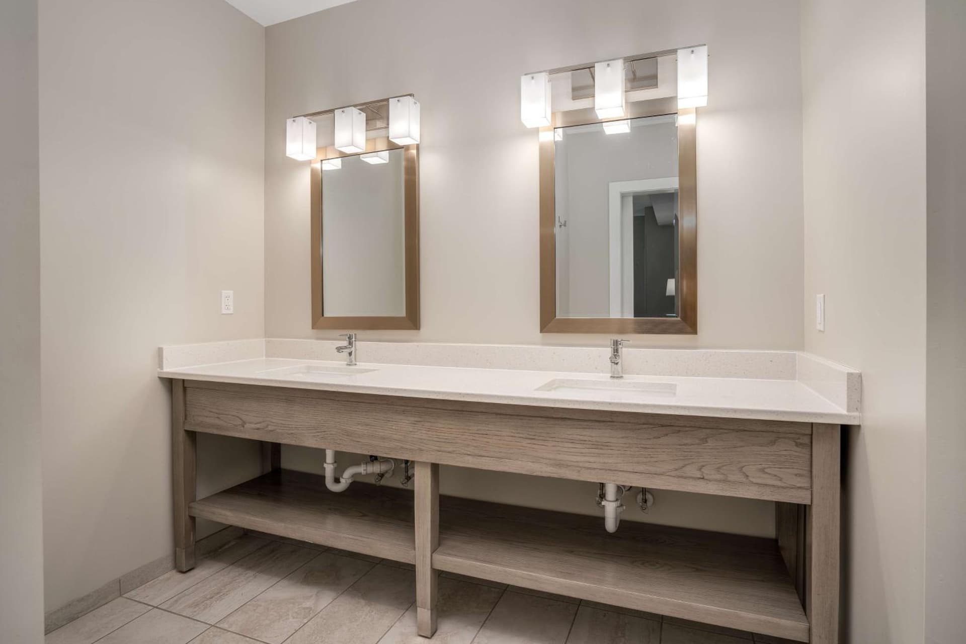 Lighthouse Suites - Best Western Signature Collection gallery photo in Emerald Isle, NC — image 18