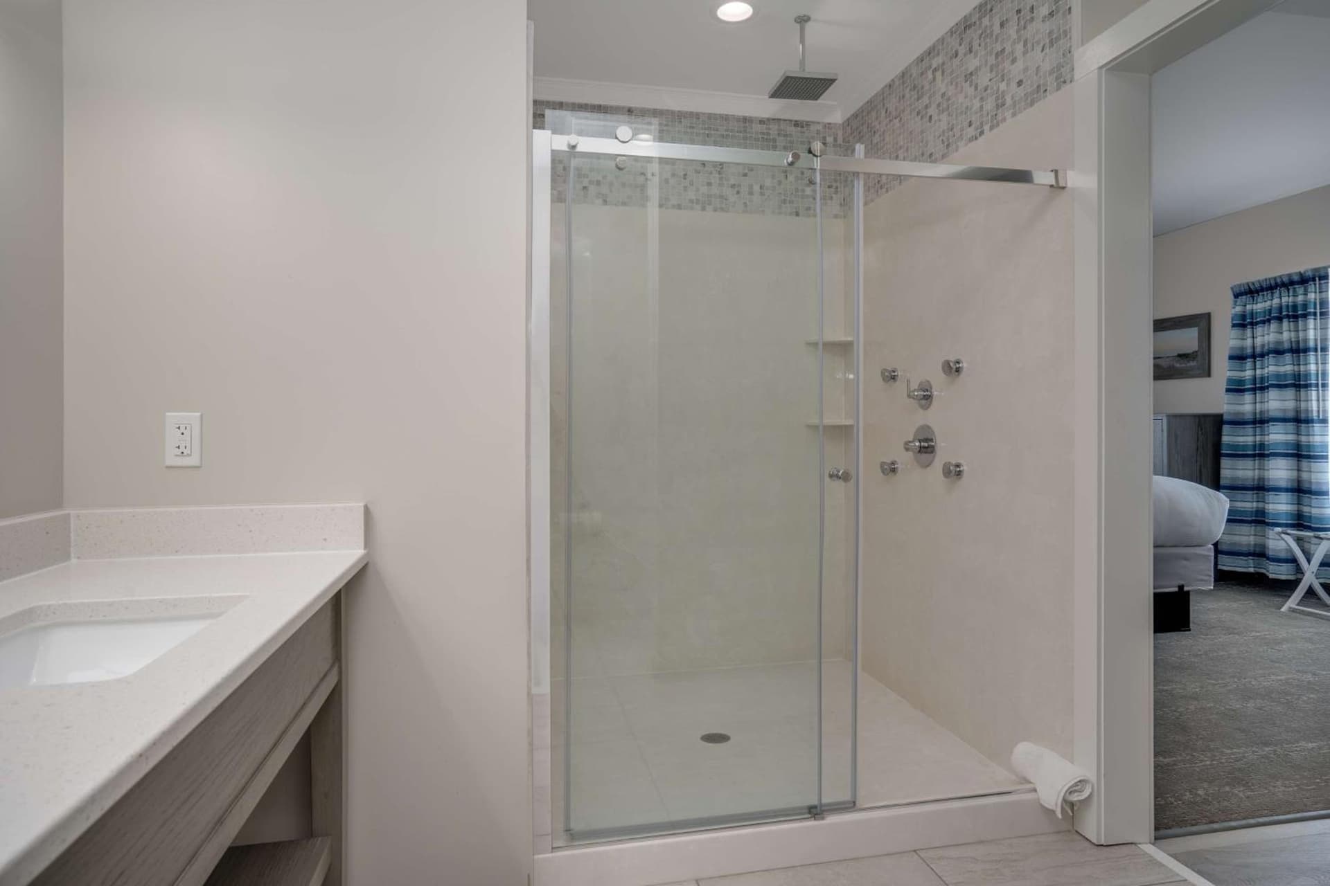 Lighthouse Suites - Best Western Signature Collection gallery photo in Emerald Isle, NC — image 26