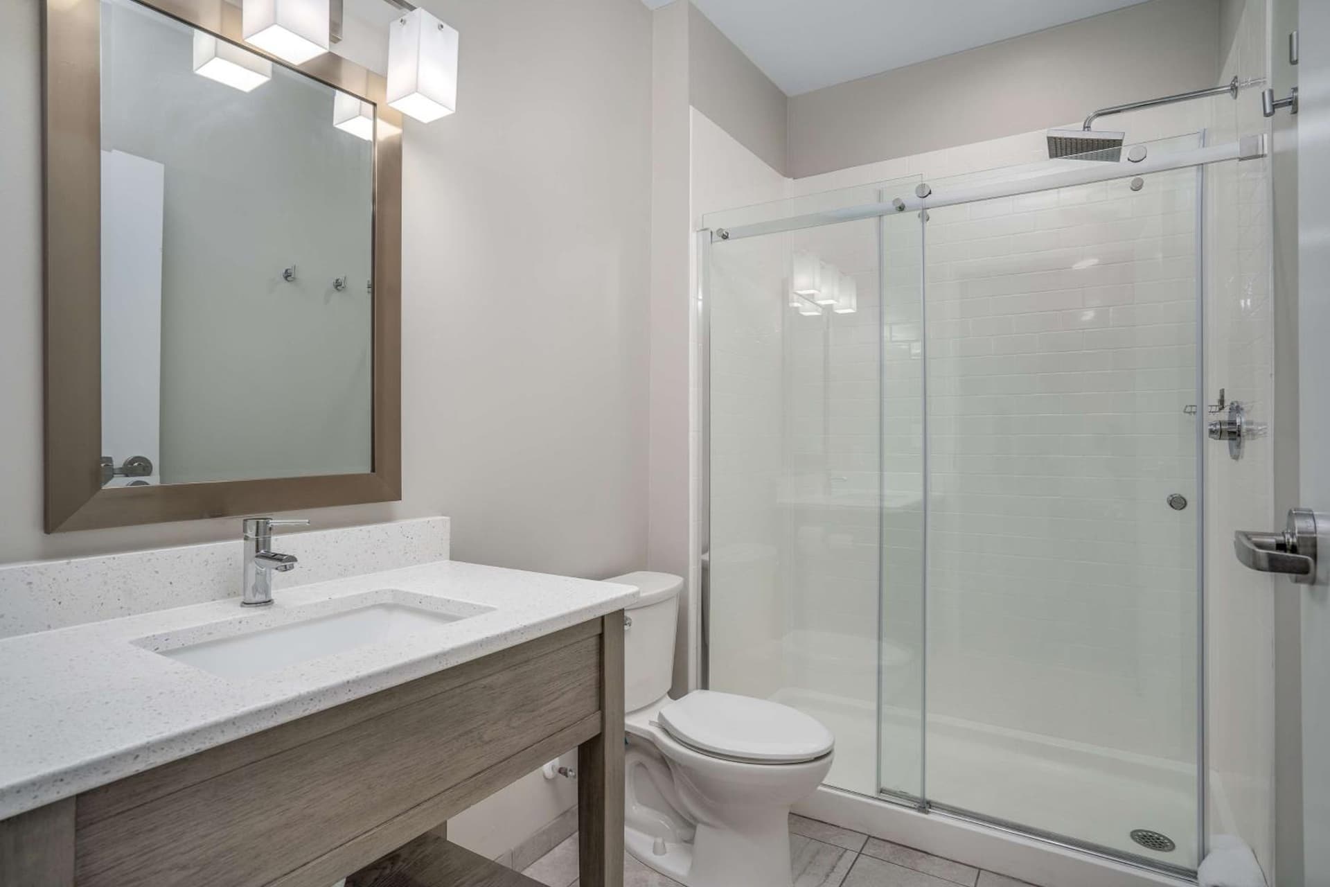 Lighthouse Suites - Best Western Signature Collection gallery photo in Emerald Isle, NC — image 4