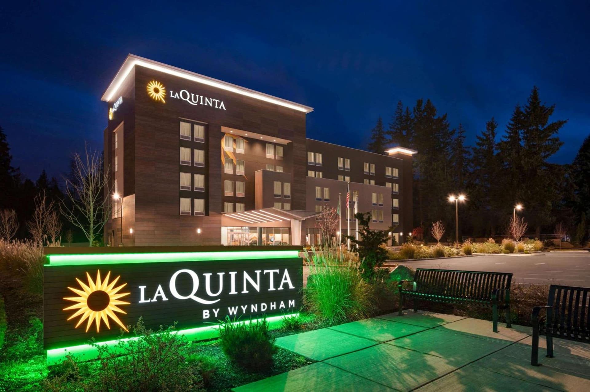 La Quinta Inn & Suites by Wyndham Marysville interior in Marysville, WA — gallery photo 2