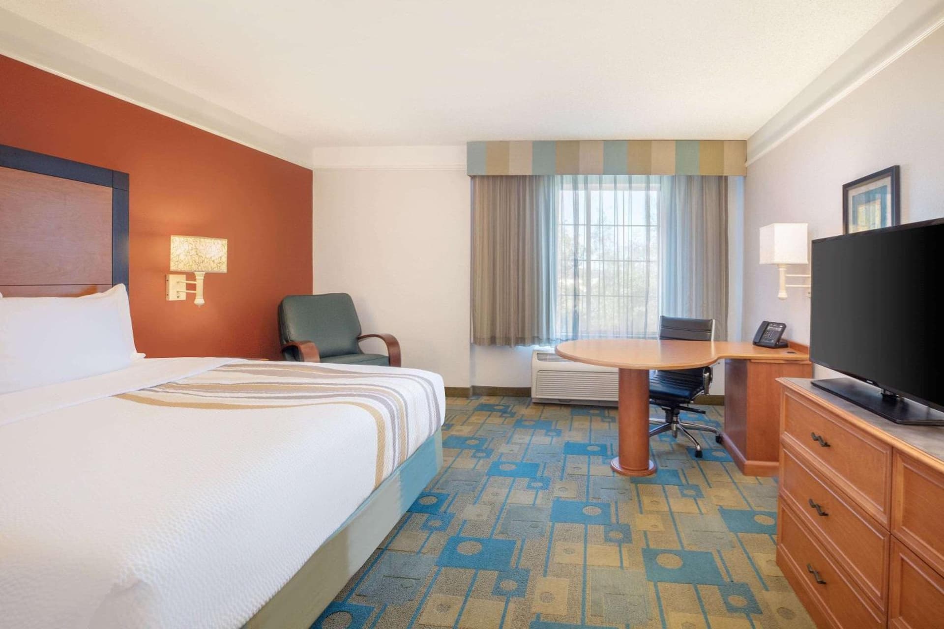 La Quinta Inn and Suites by Wyndham, Ocala interior in Ocala, FL — gallery photo 2