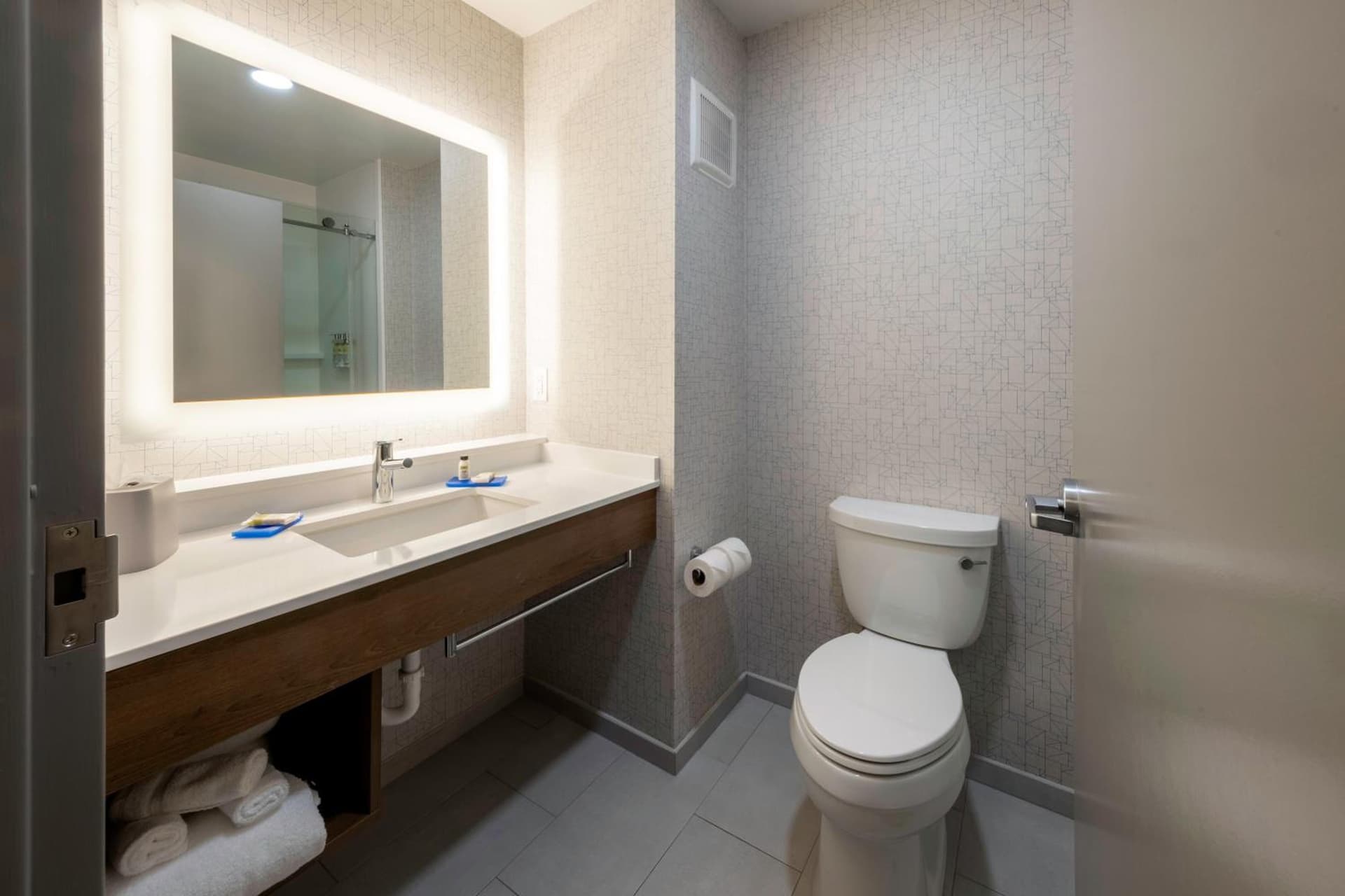 Holiday Inn Express Hotel & Suites Petersburg/Dinwiddie by IHG property views in Petersburg, VA — gallery photo 3