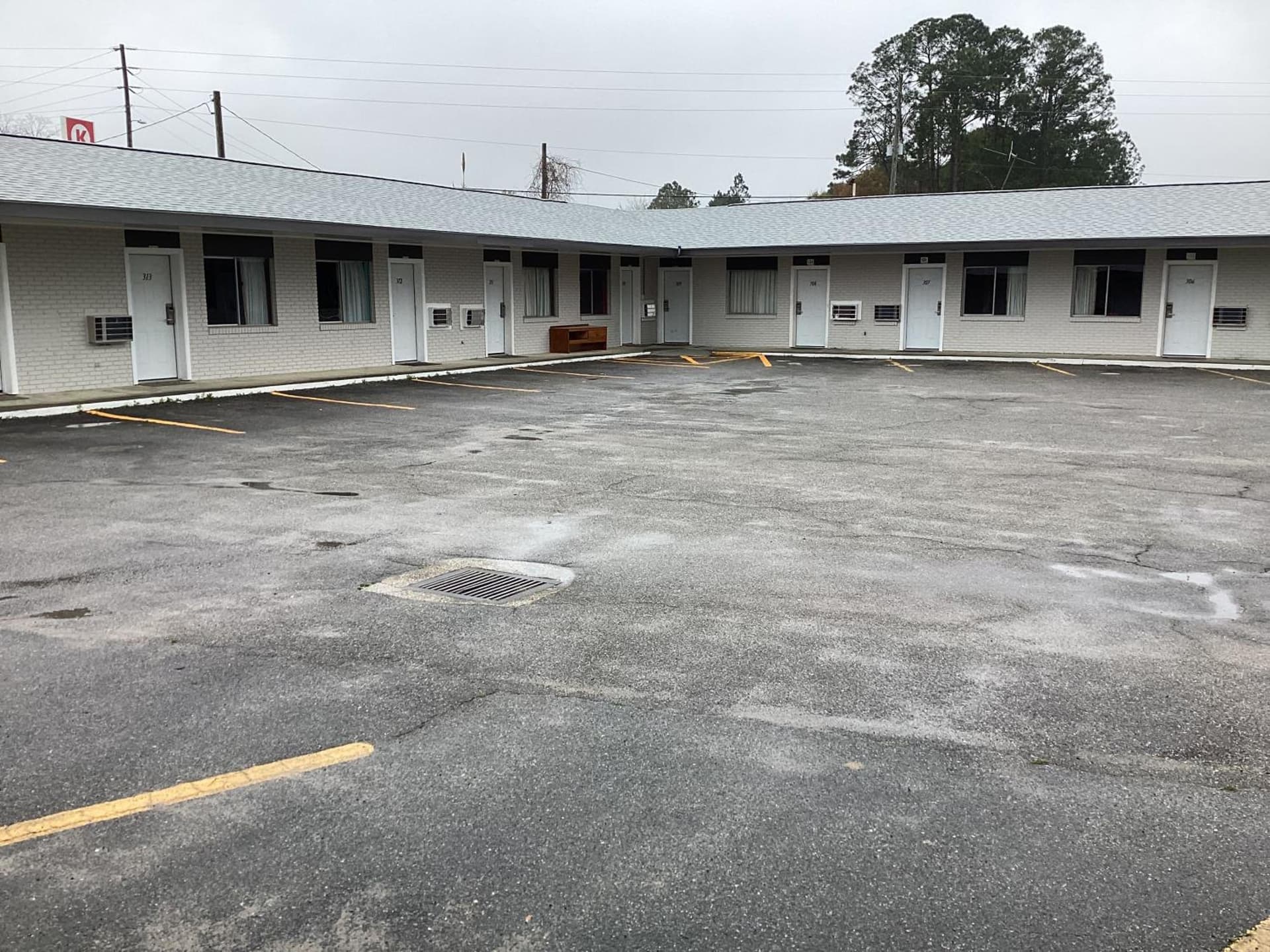 Pinelodge Motel interior in Baxley, GA — gallery photo 2