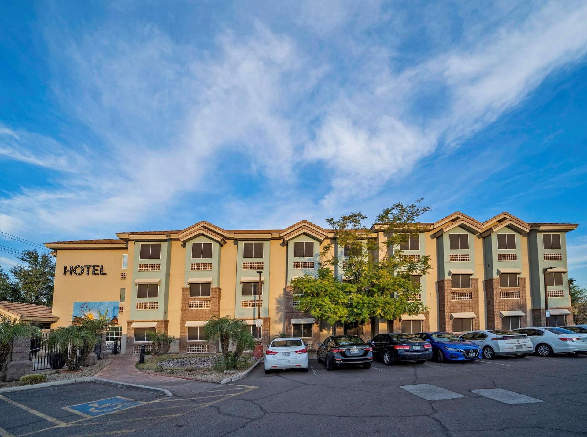 La Quinta Inn & Suites by Wyndham Tempe University, Phoenix — hotel in Tempe, Arizona