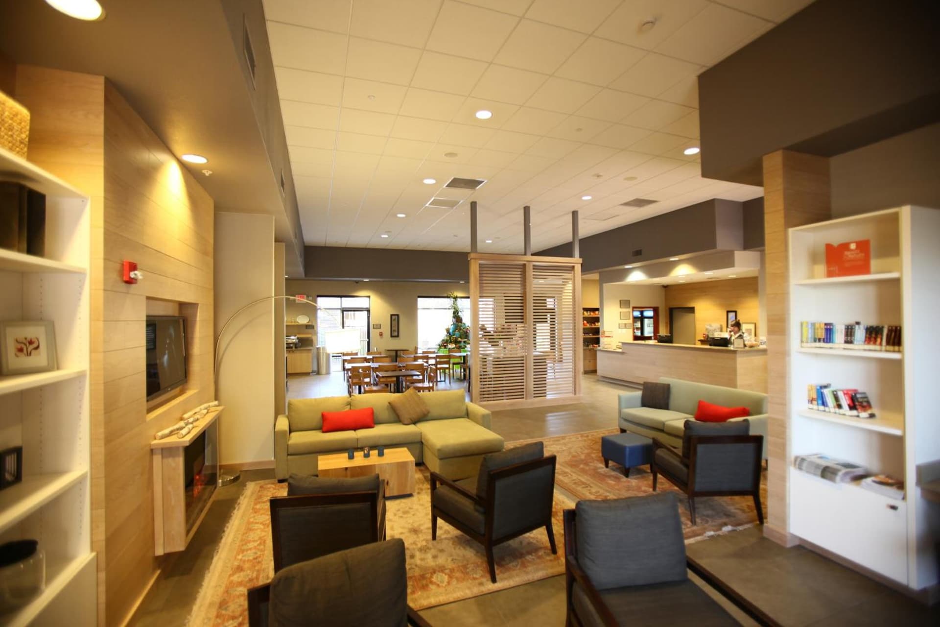 GreenTree Inn & Suites Phoenix Sky Harbor property views in Phoenix, AZ — gallery photo 3