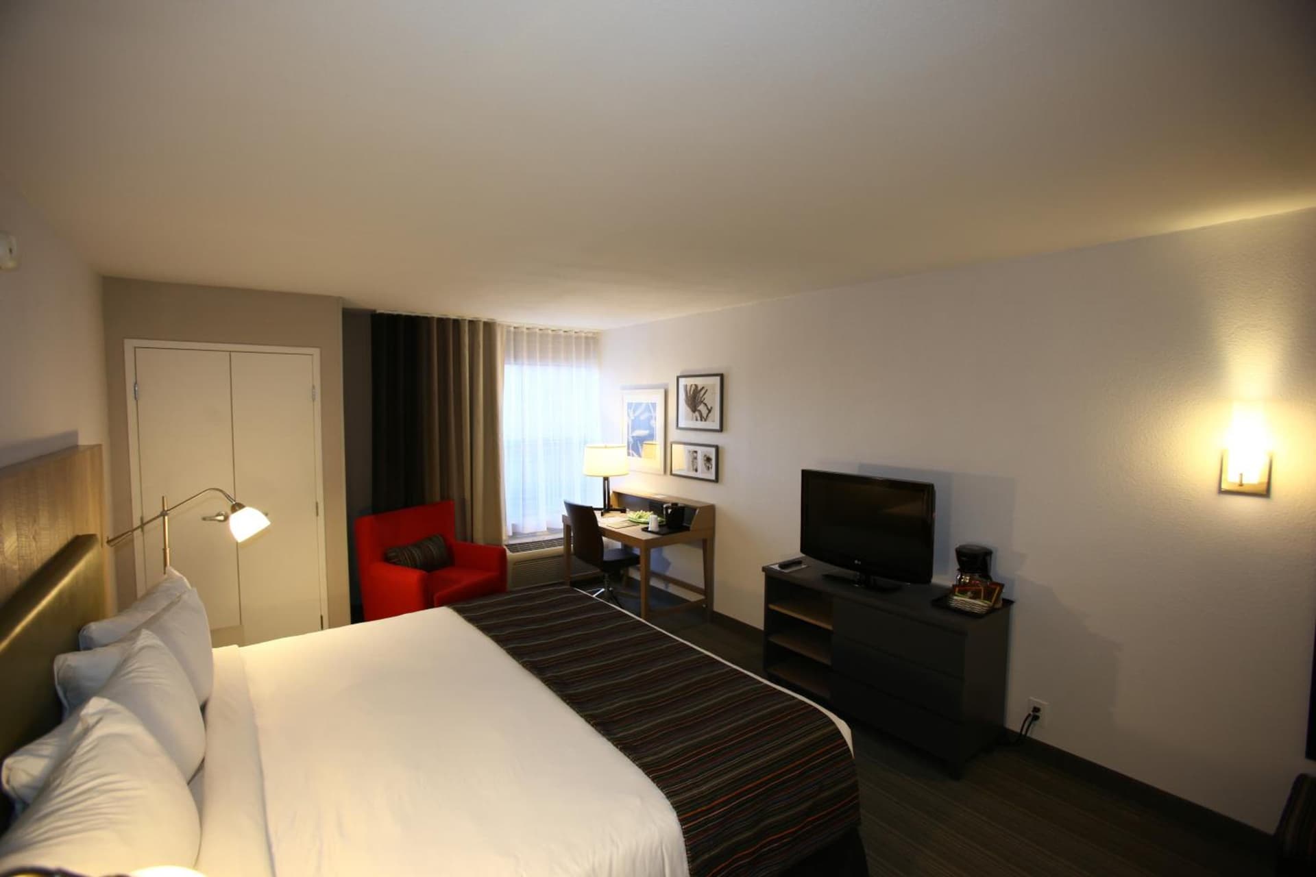 GreenTree Inn & Suites Phoenix Sky Harbor gallery photo in Phoenix, AZ — image 24