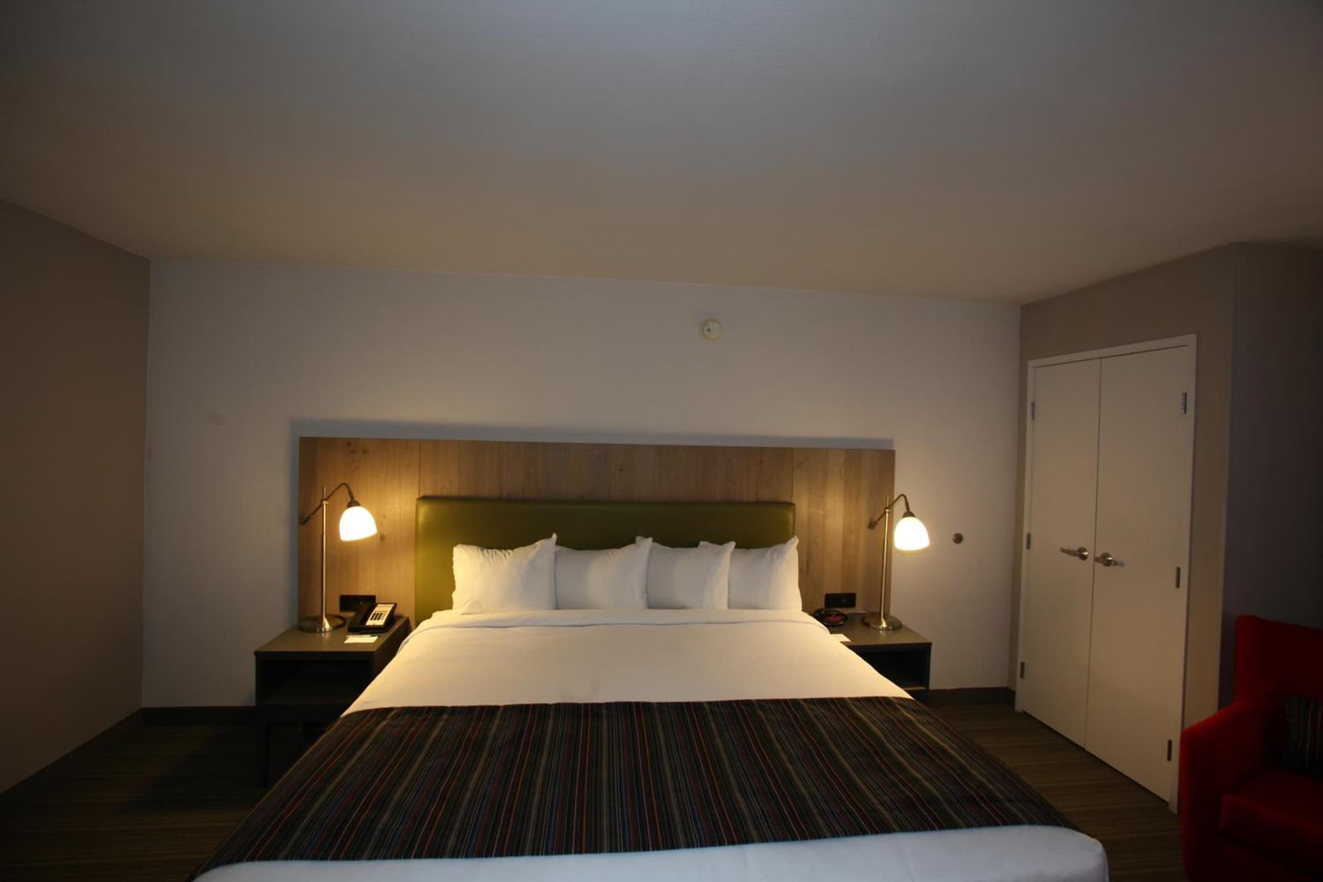 GreenTree Inn & Suites Phoenix Sky Harbor interior in Phoenix, AZ — gallery photo 2