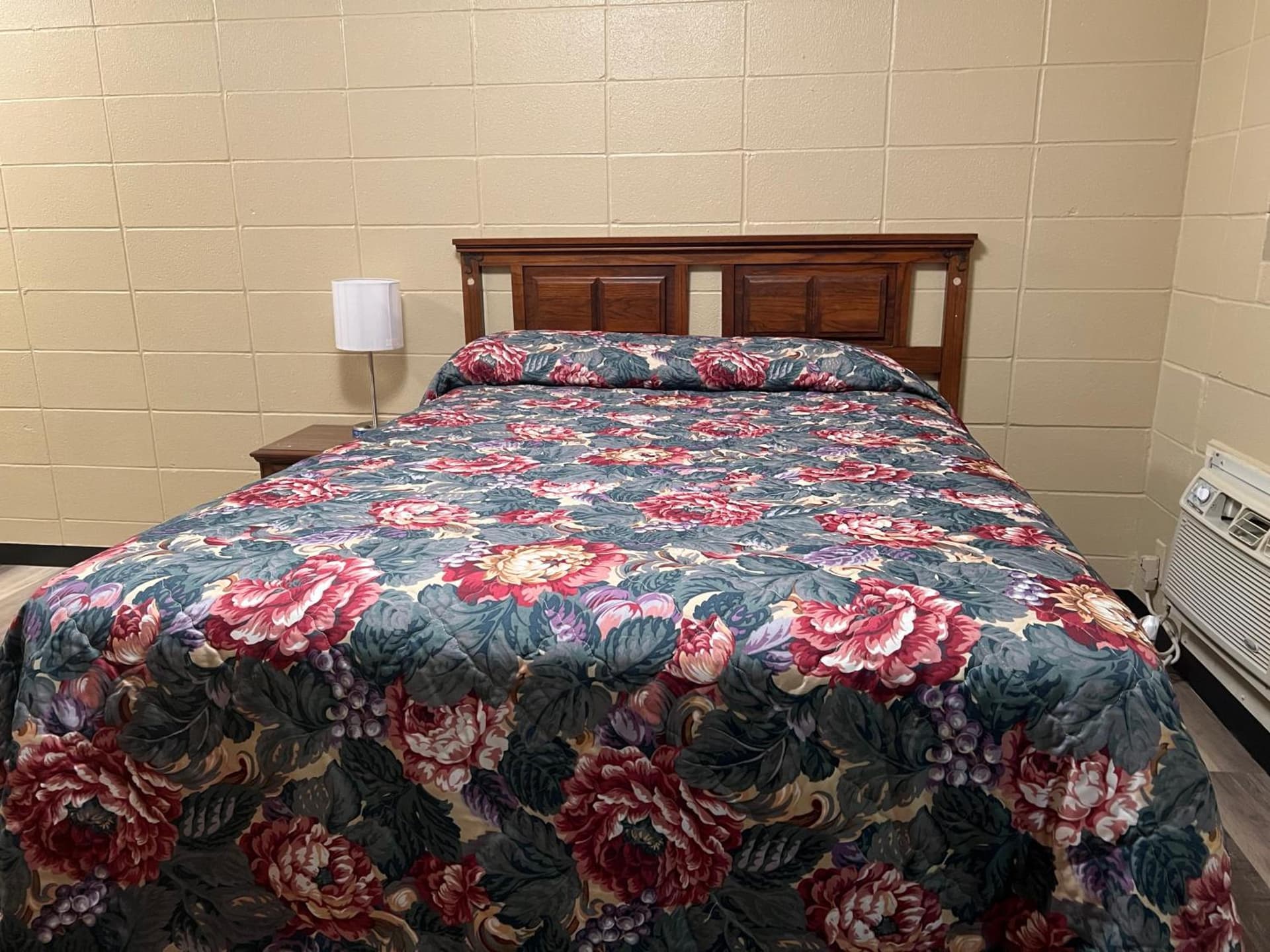 Driftwood Inn and Lodge by the lake interior in Zwolle, LA — gallery photo 2