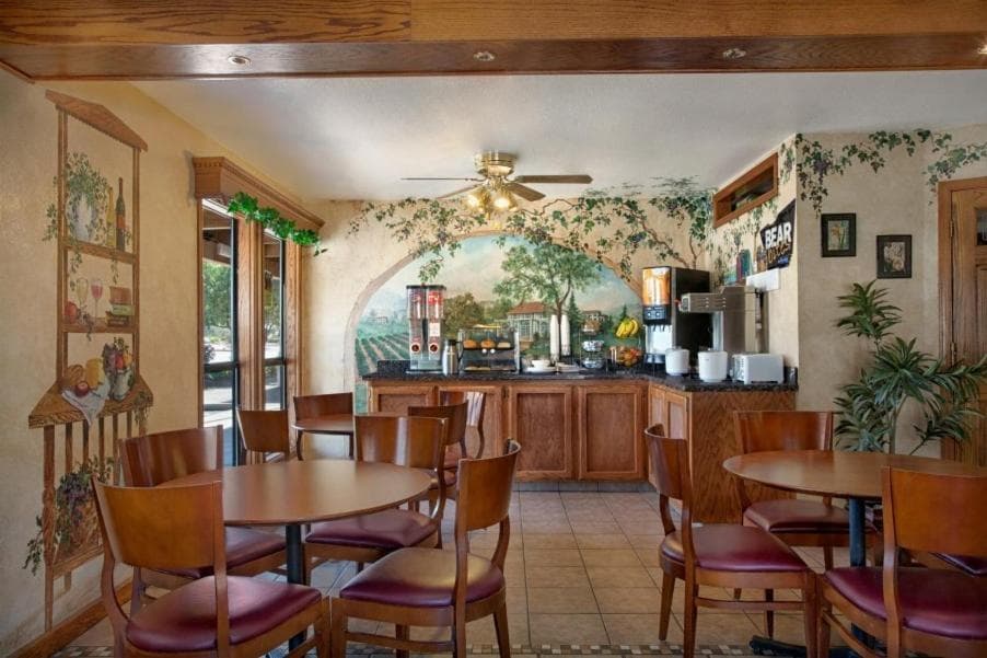 Red Lion Inn & Suites Lemoore gallery photo in Lemoore, CA — image 17