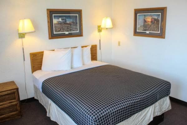 Economy Hotel Minot exterior or lobby in Minot, ND — main listing photo