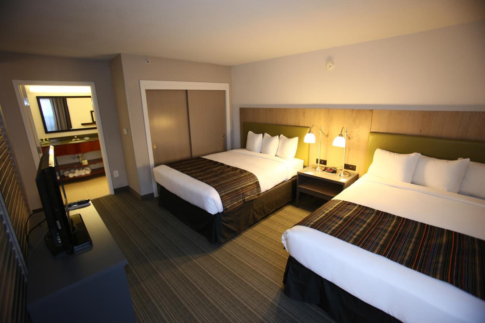 GreenTree Inn & Suites Phoenix Sky Harbor gallery photo in Phoenix, AZ — image 11
