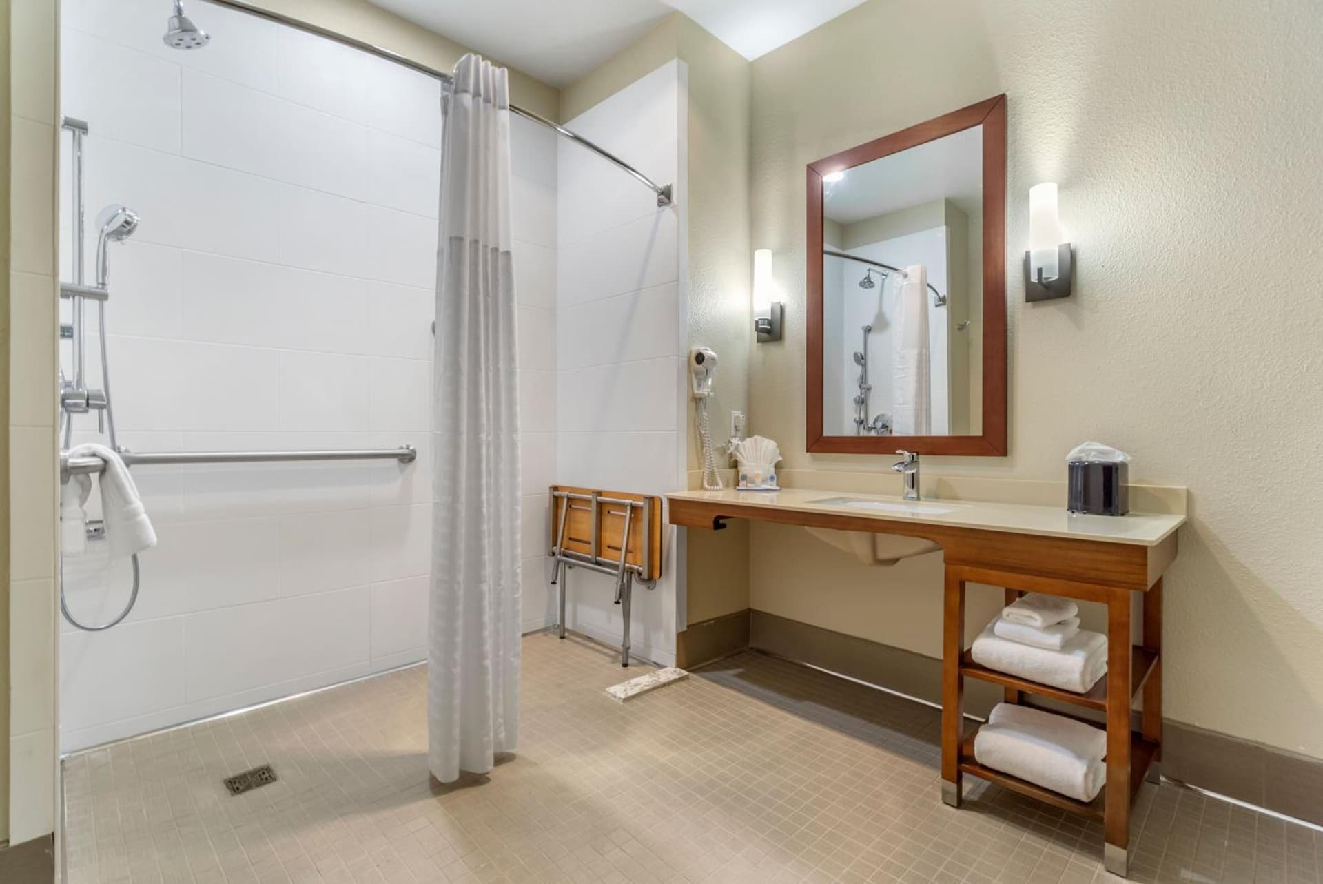 Comfort Inn & Suites Lakewood by JBLM gallery photo in Lakewood, WA — image 25