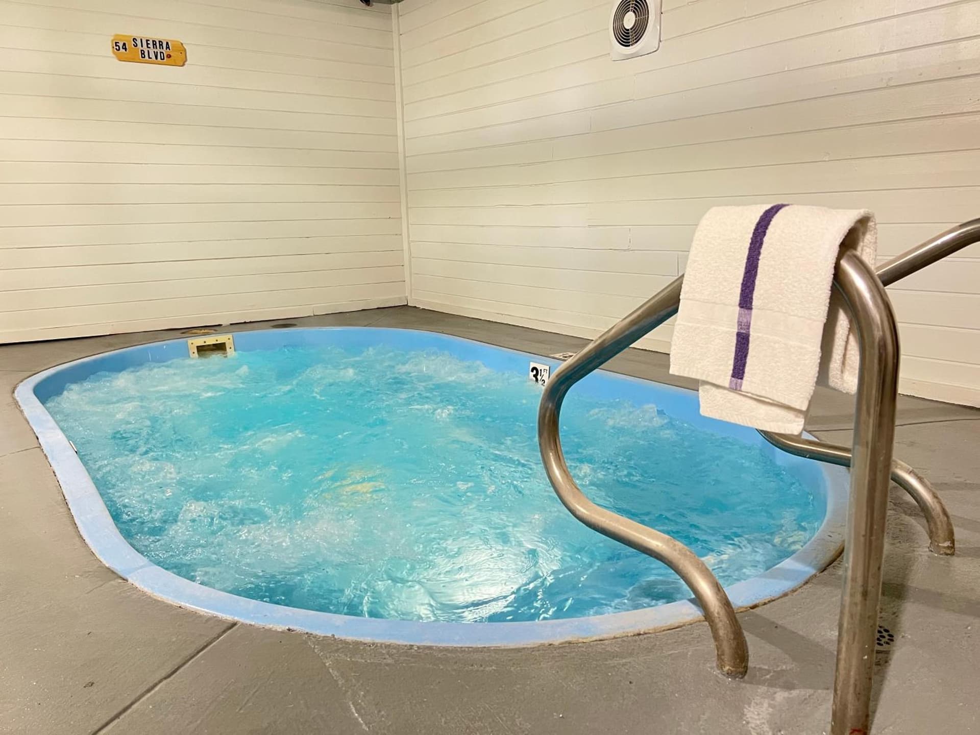 SureStay Plus Hotel by Best Western Mammoth Lakes interior in Mammoth Lakes, CA — gallery photo 2