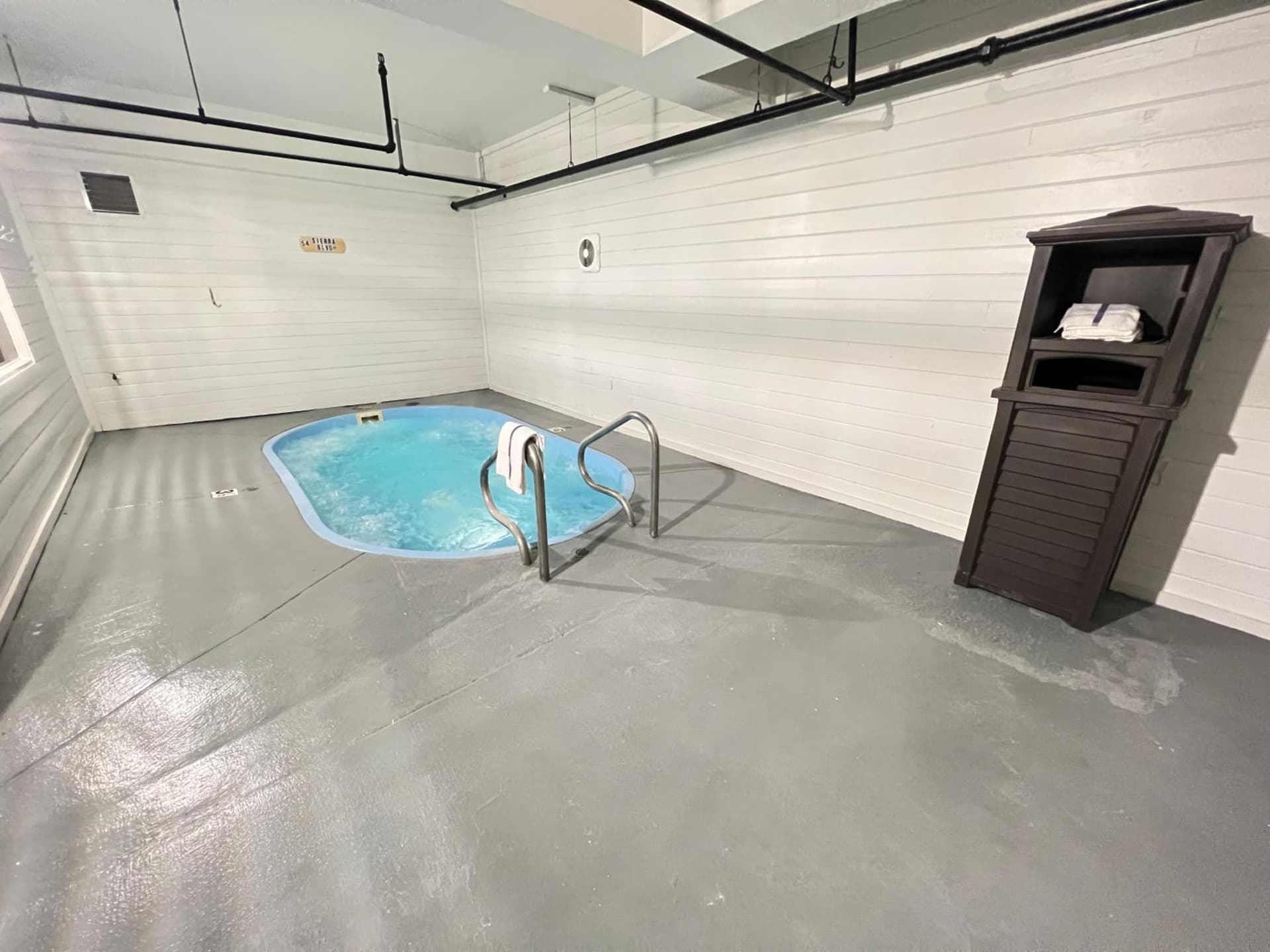 SureStay Plus Hotel by Best Western Mammoth Lakes property views in Mammoth Lakes, CA — gallery photo 3