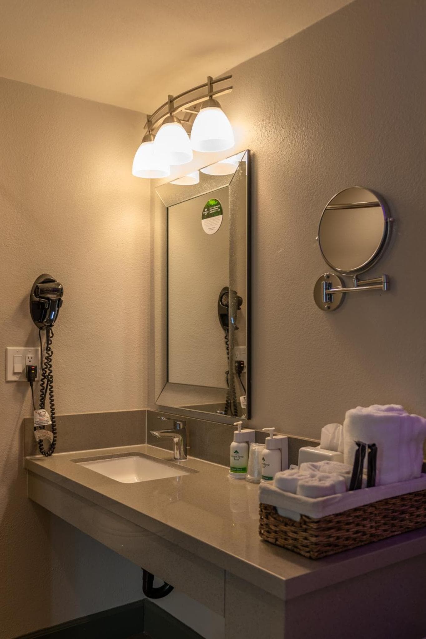 GreenTree Inn & Suites Los Angeles - Alhambra - Pasadena gallery photo in Alhambra, CA — image 12