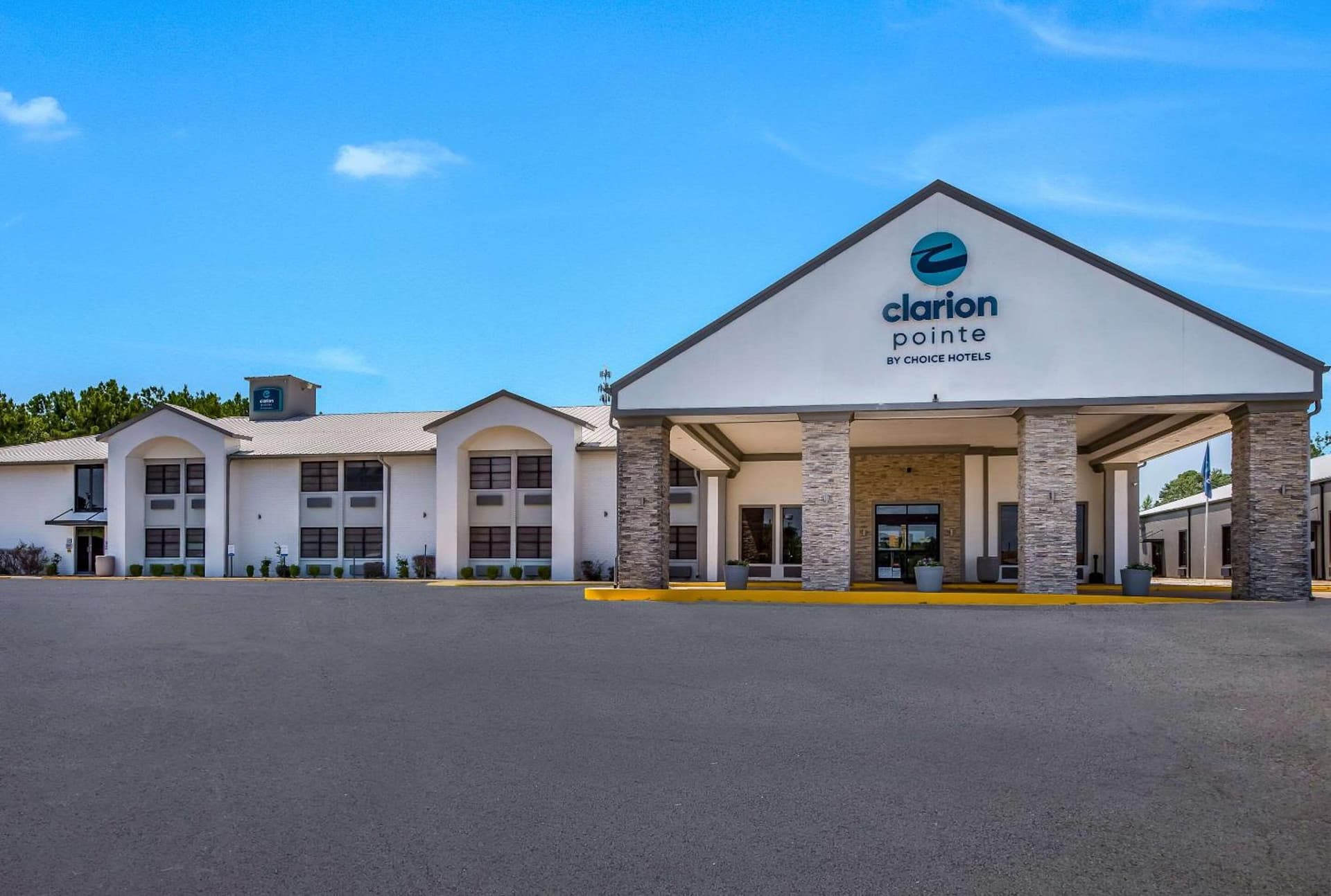 Clarion Pointe Marshall featured exterior or lobby in Marshall, TX — similar hotel