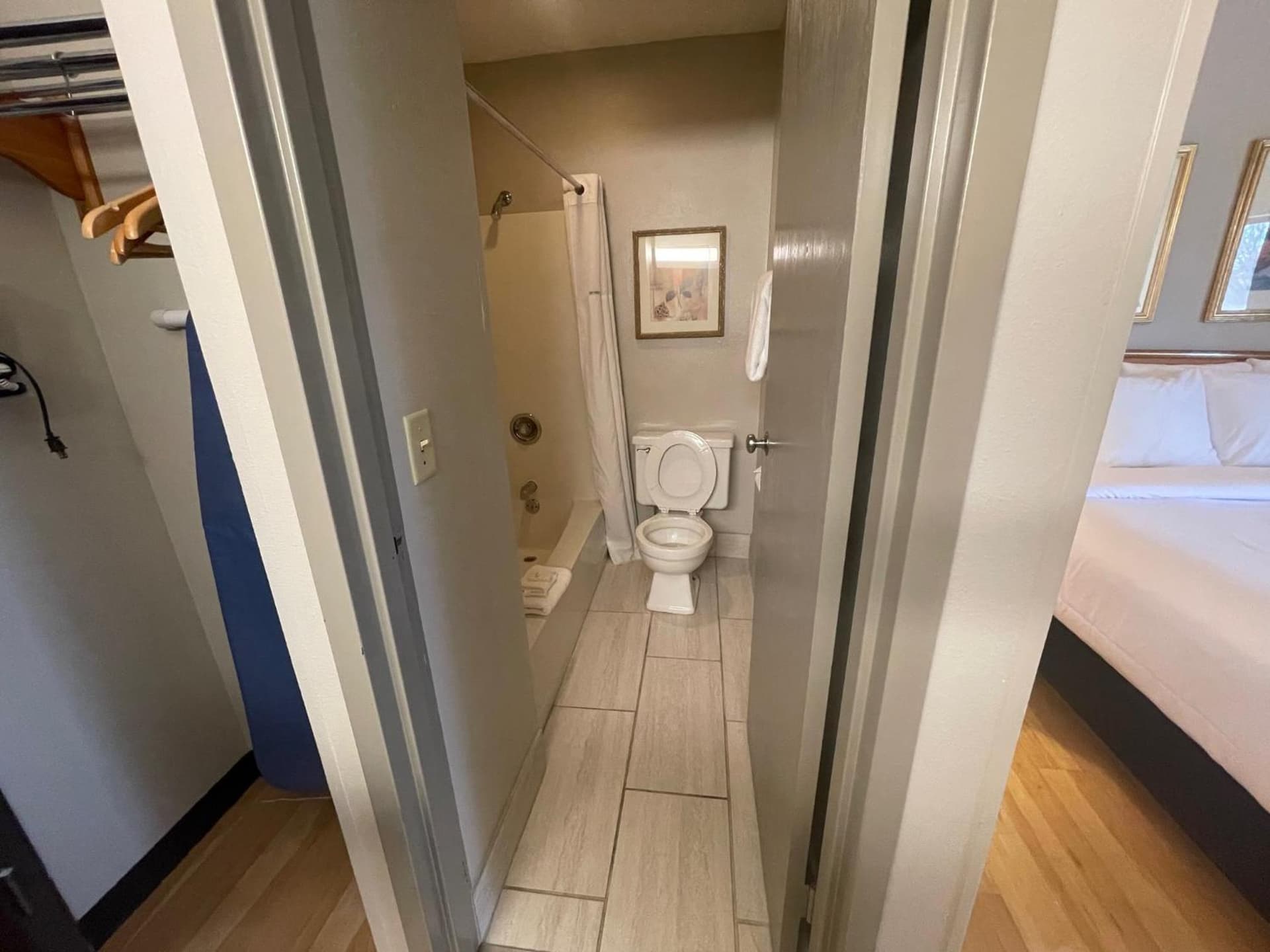 Days Inn by Wyndham Pleasant Prairie Kenosha interior in Kenosha, WI — gallery photo 2