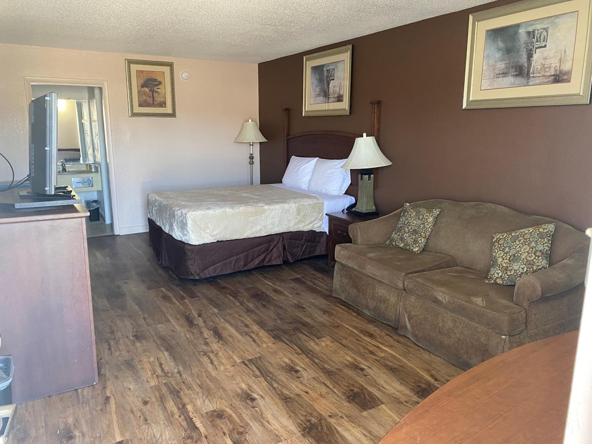 Luxury Inn property views in Montgomery, AL — gallery photo 3